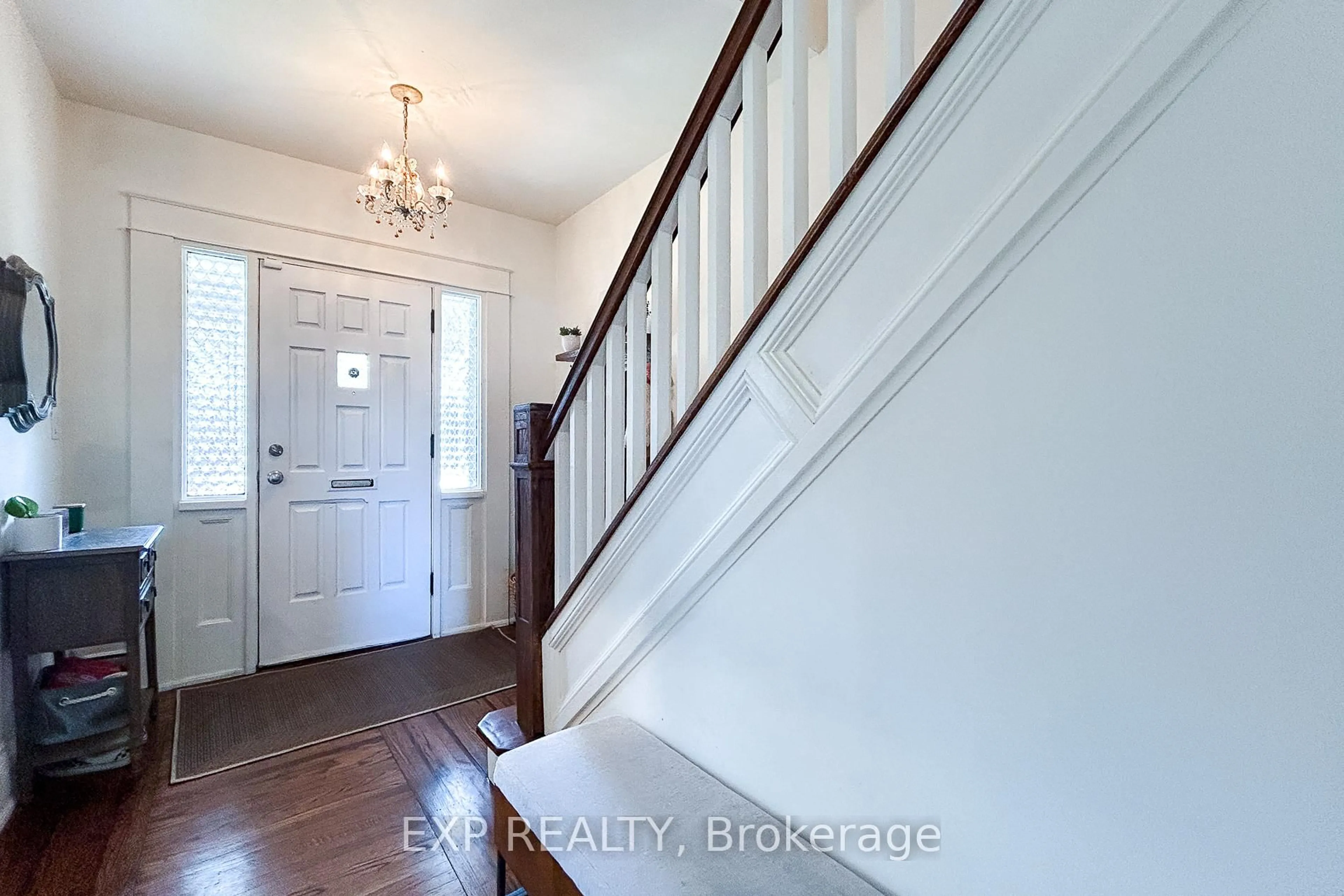 Indoor entryway for 191 Stirton St, Hamilton Ontario L8L 6G7