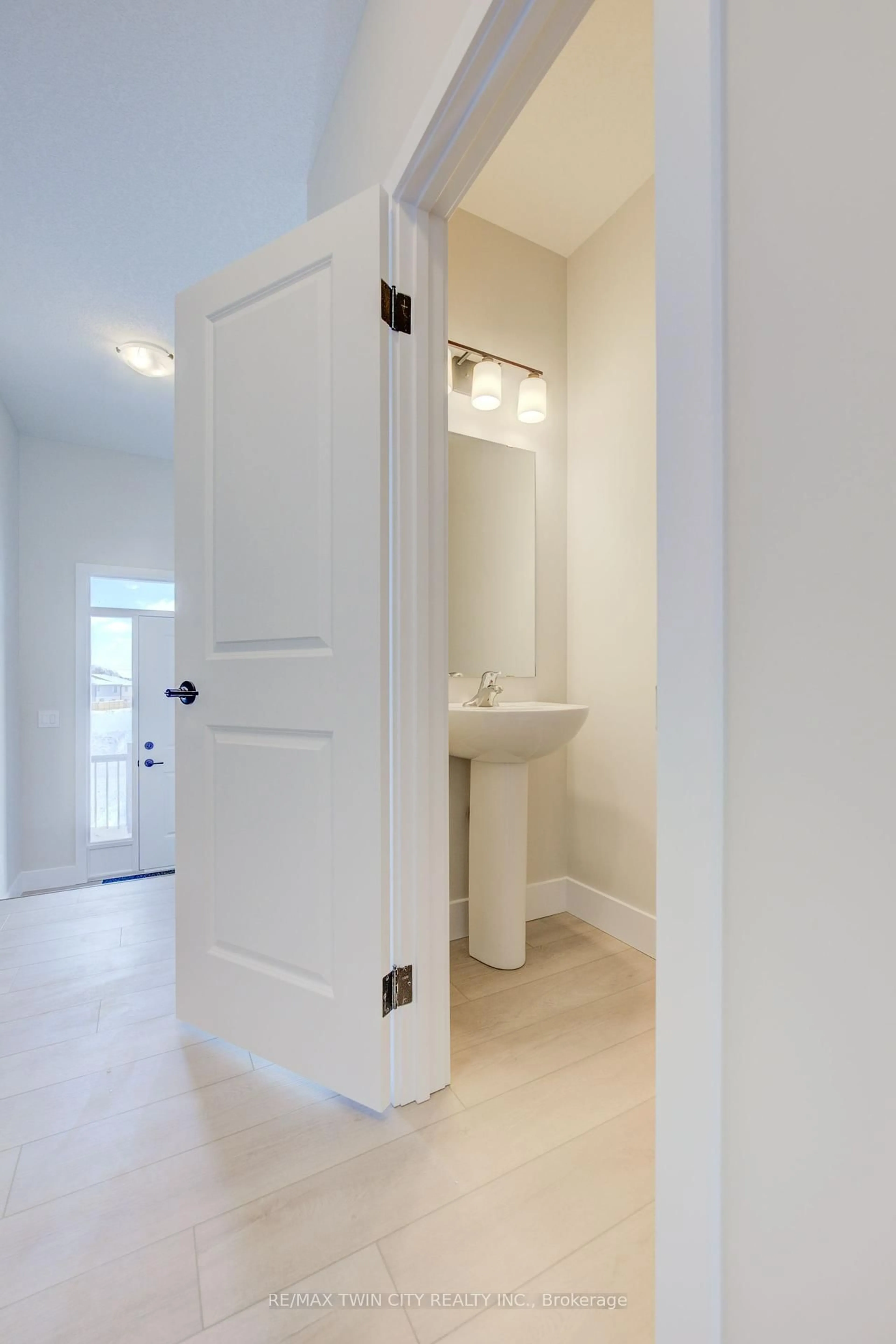 Indoor entryway for 163 Dunnigan Dr, Kitchener Ontario N2B 0B1