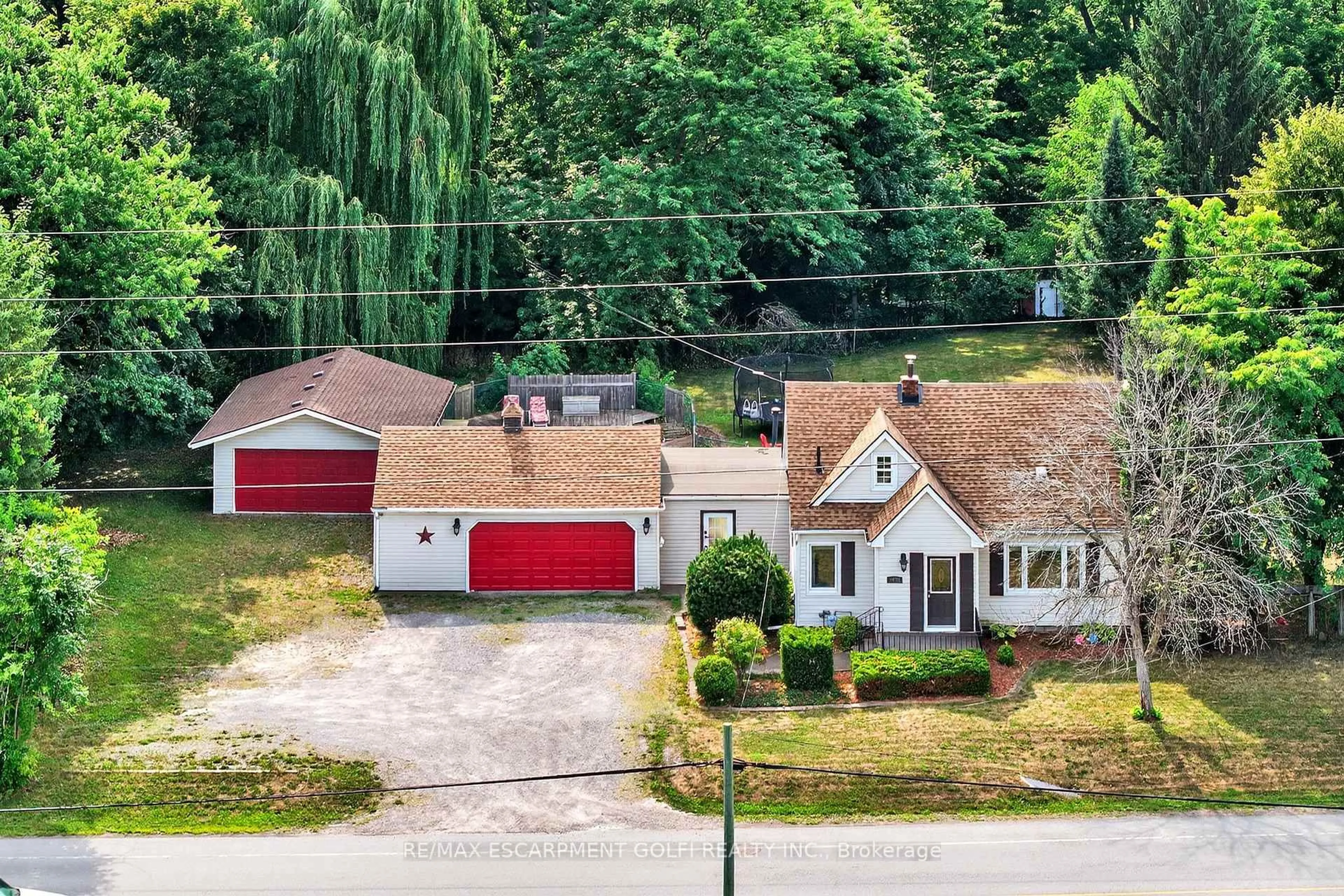 A pic from outside/outdoor area/front of a property/back of a property/a pic from drone, street for 1671 Third Street Louth, St. Catharines Ontario L2R 6P9