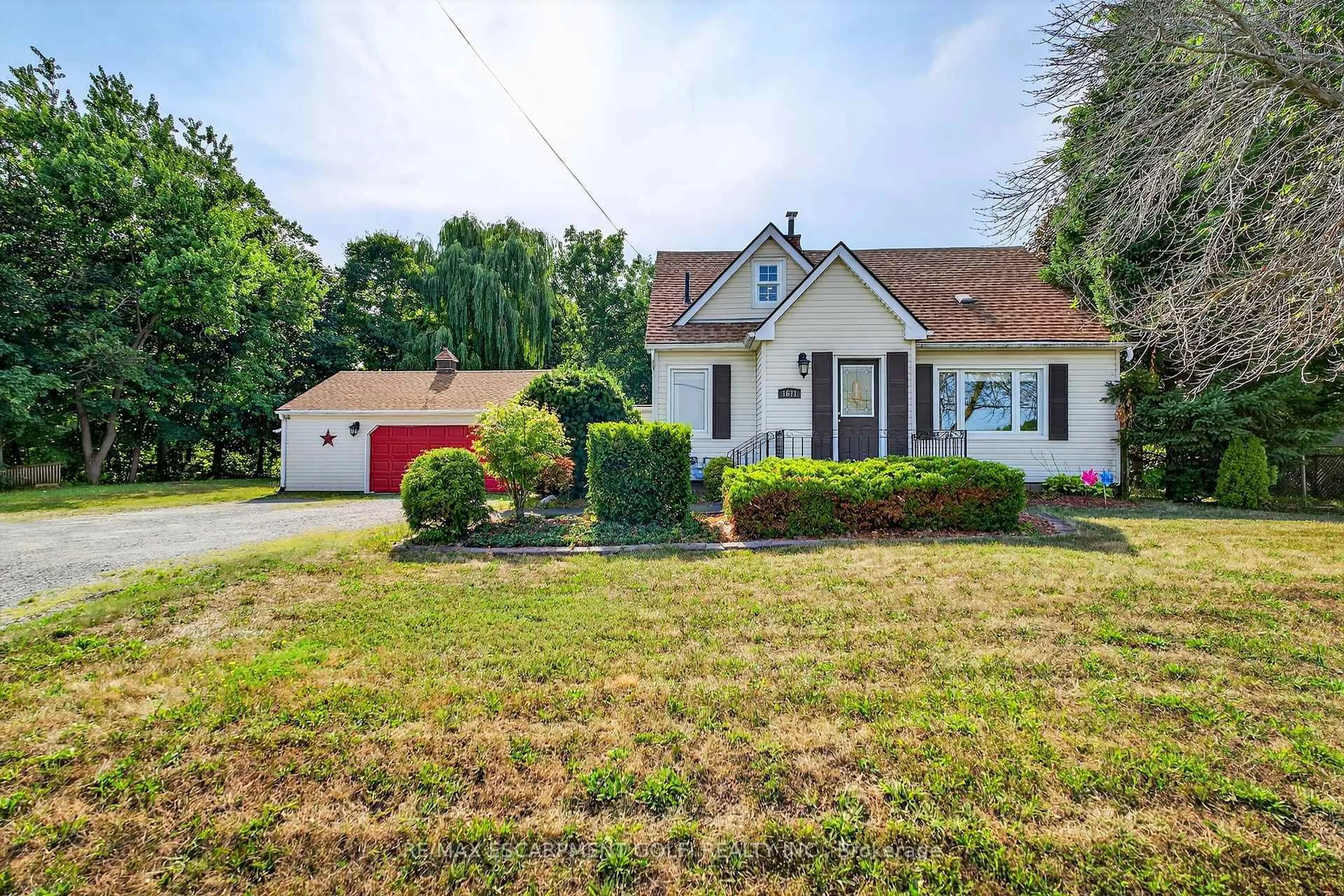 A pic from outside/outdoor area/front of a property/back of a property/a pic from drone, street for 1671 Third Street Louth, St. Catharines Ontario L2R 6P9