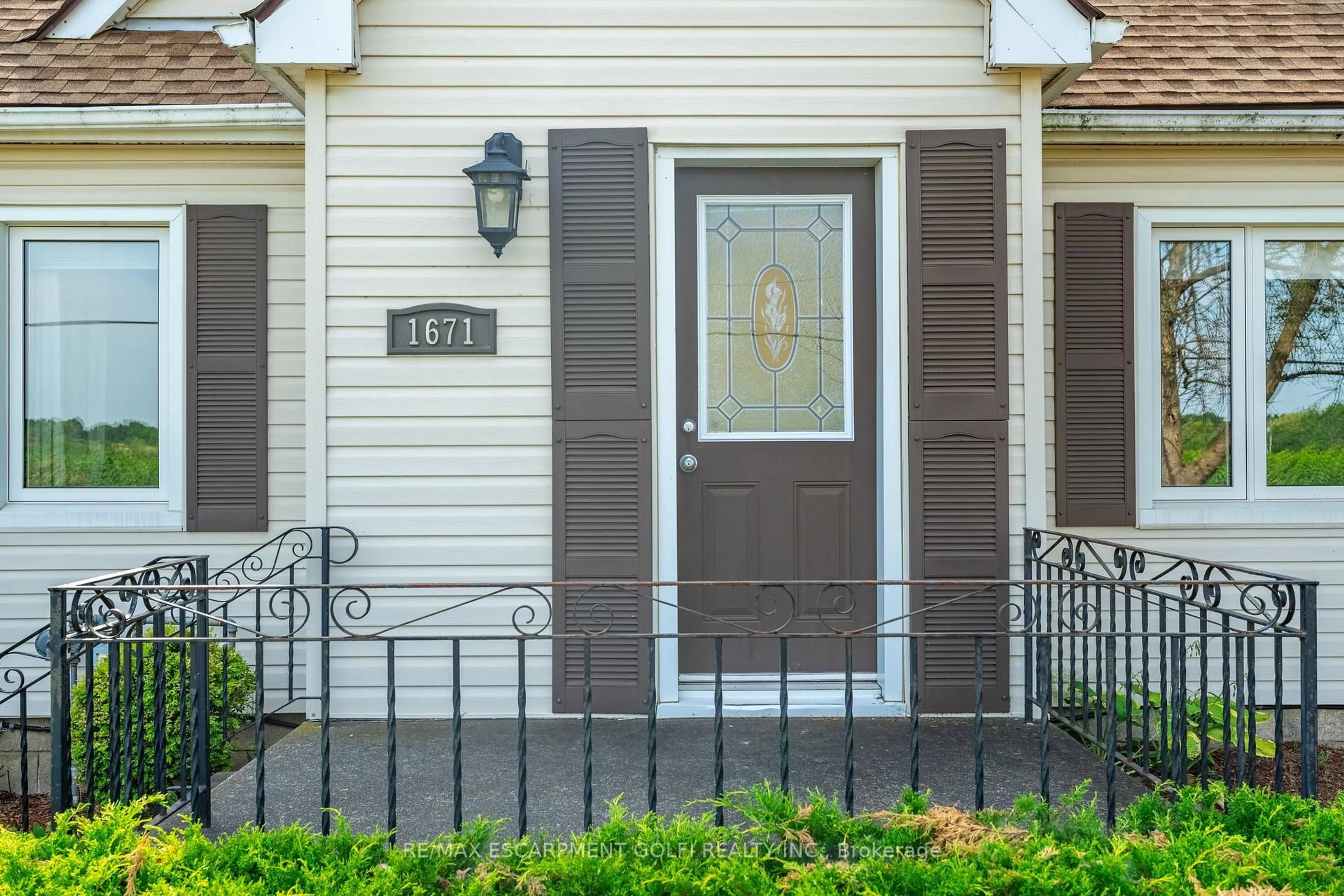 Indoor entryway for 1671 Third Street Louth, St. Catharines Ontario L2R 6P9