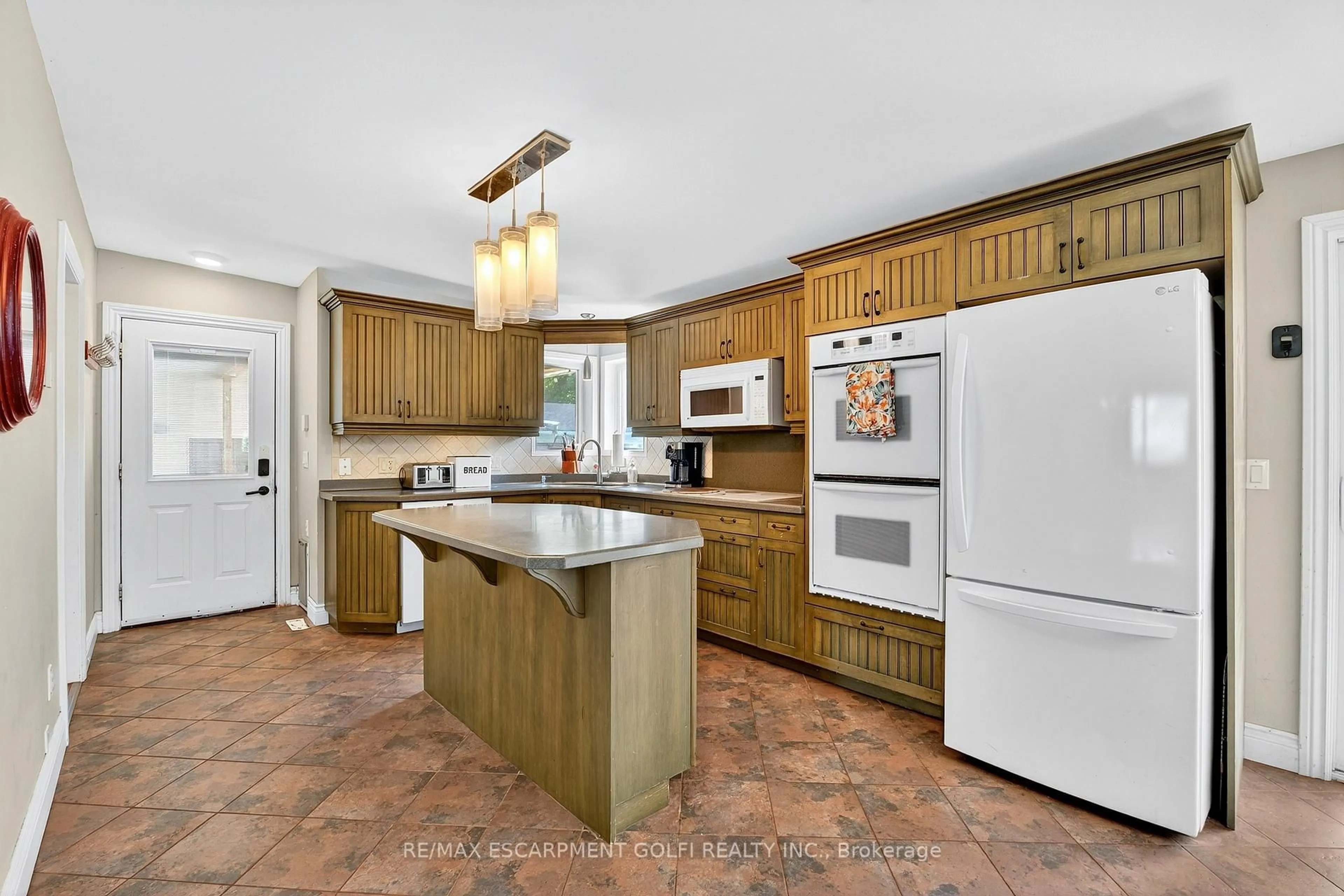 Unknown for 1671 Third Street Louth, St. Catharines Ontario L2R 6P9