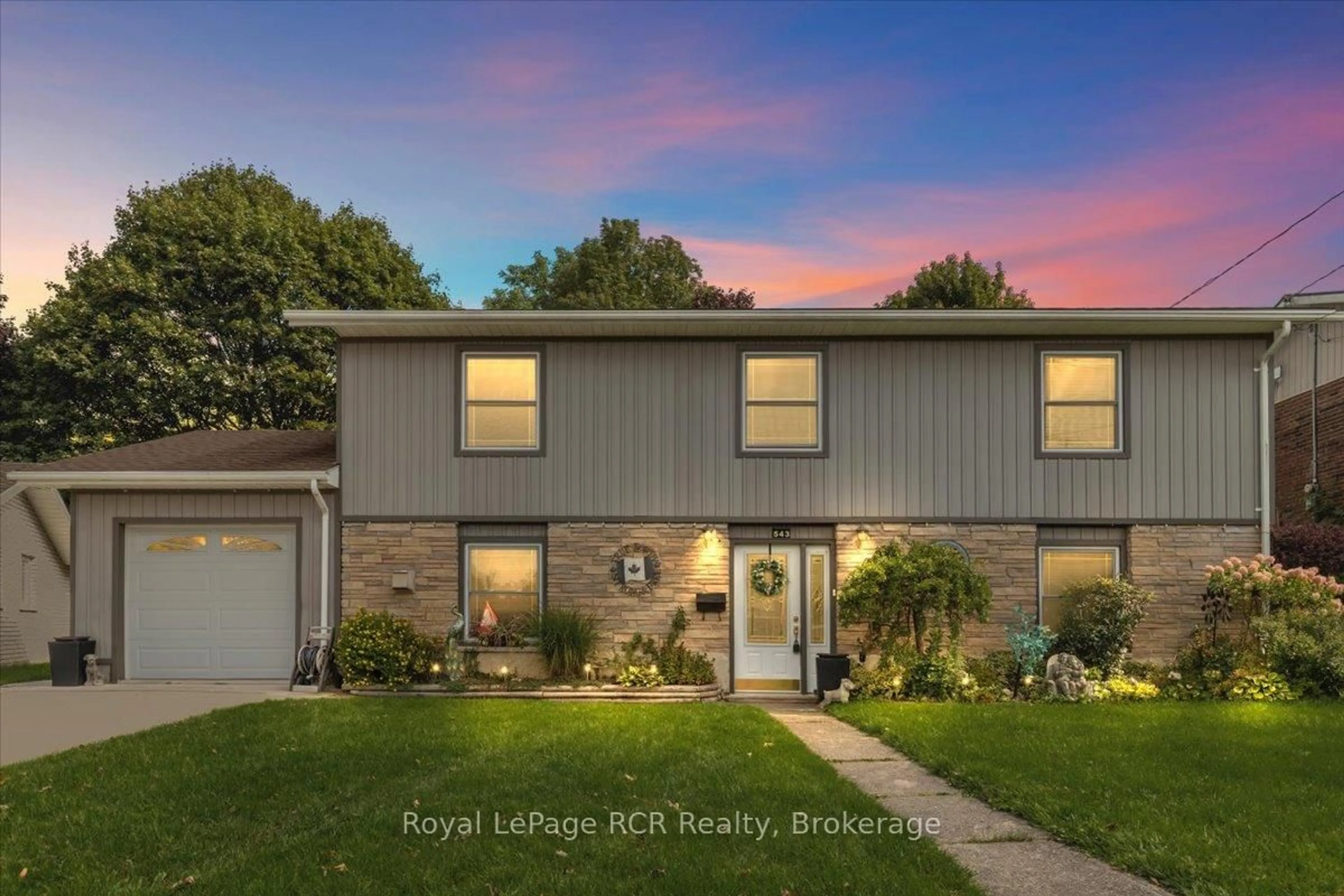 Home with vinyl exterior material, street for 543 19th Ave, Hanover Ontario N4N 3G4