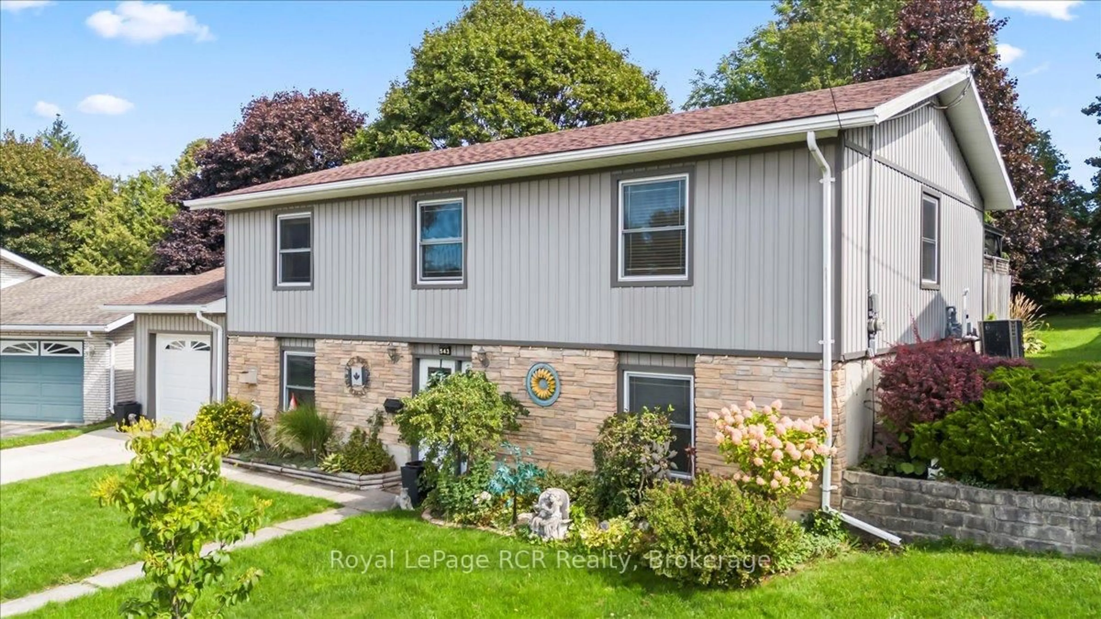 Home with vinyl exterior material, street for 543 19th Ave, Hanover Ontario N4N 3G4
