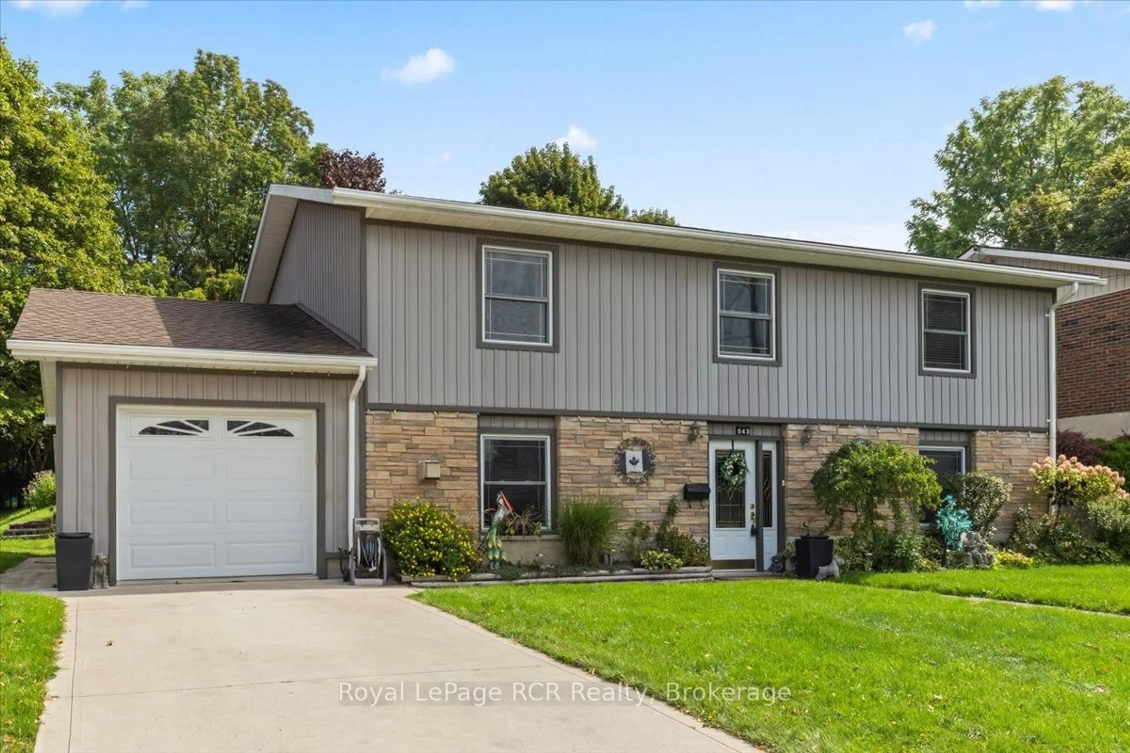 Home with vinyl exterior material, street for 543 19th Ave, Hanover Ontario N4N 3G4