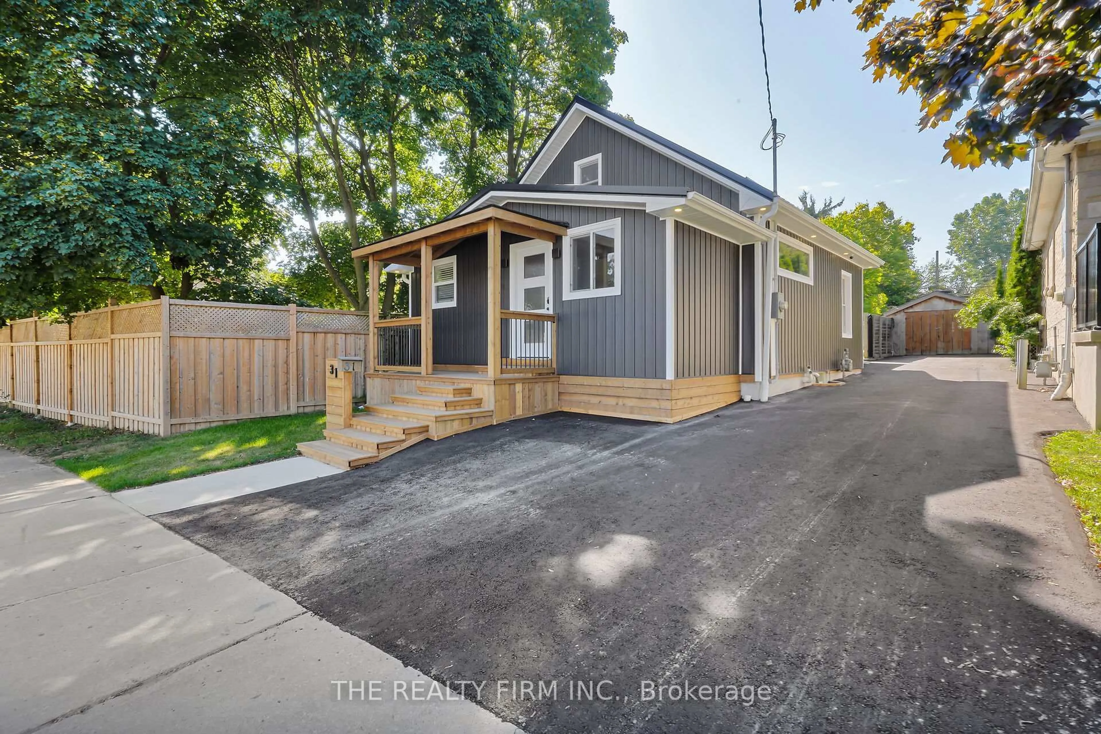 Home with vinyl exterior material, street for 31 Briscoe St, London South Ontario N6J 1M4