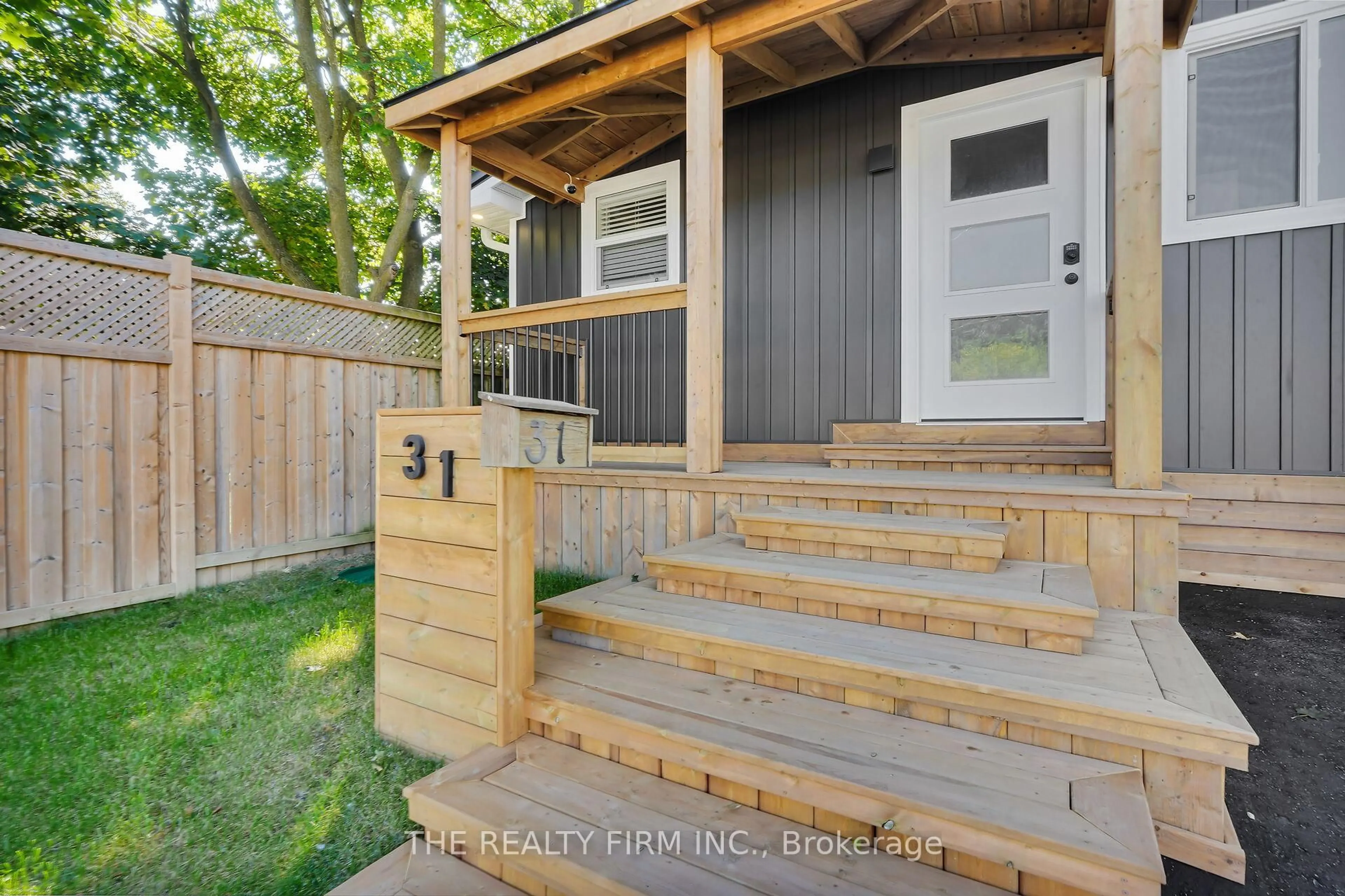 Unknown for 31 Briscoe St, London South Ontario N6J 1M4