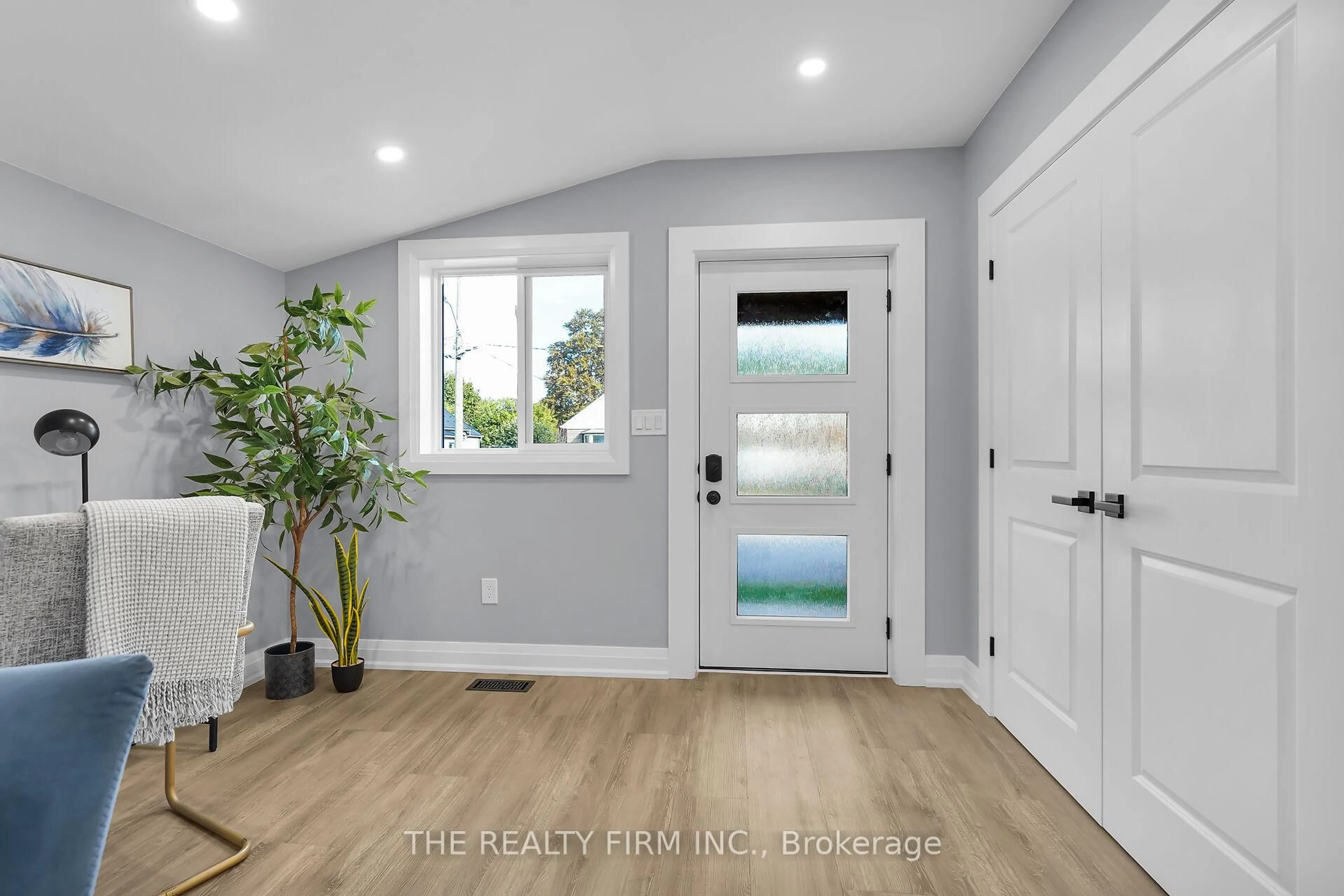 Indoor entryway for 31 Briscoe St, London South Ontario N6J 1M4