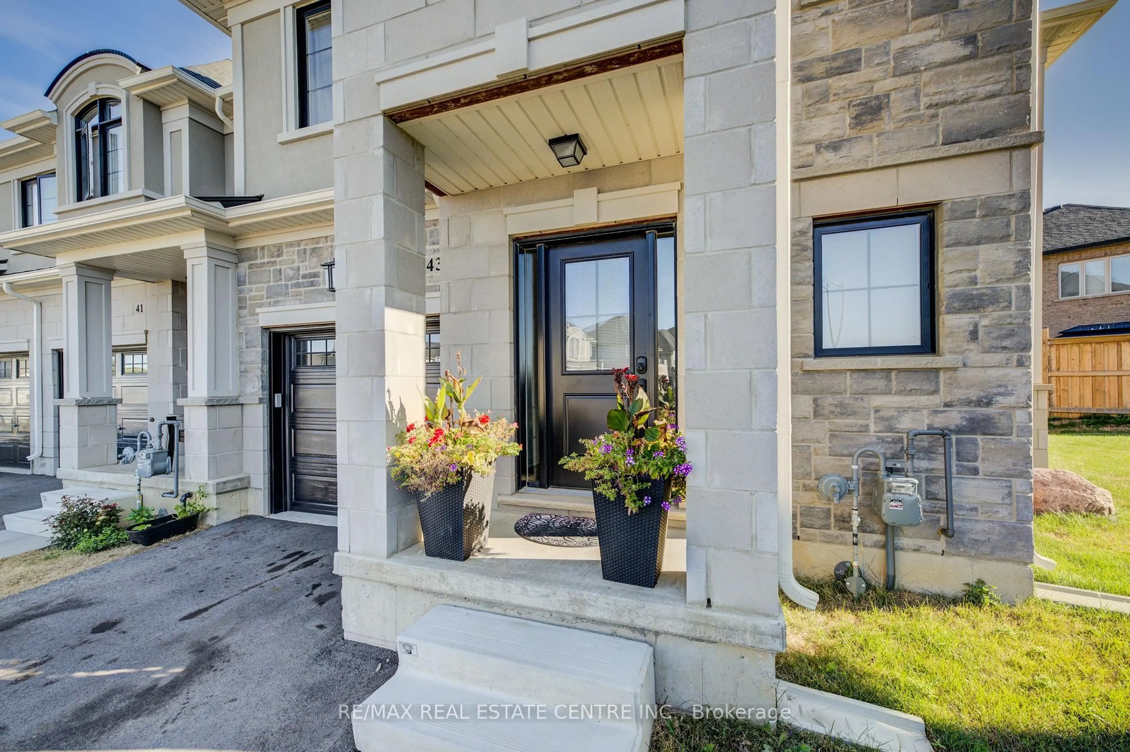 Indoor entryway for 43 Genoa Dr, Hamilton Ontario L9B 0K1
