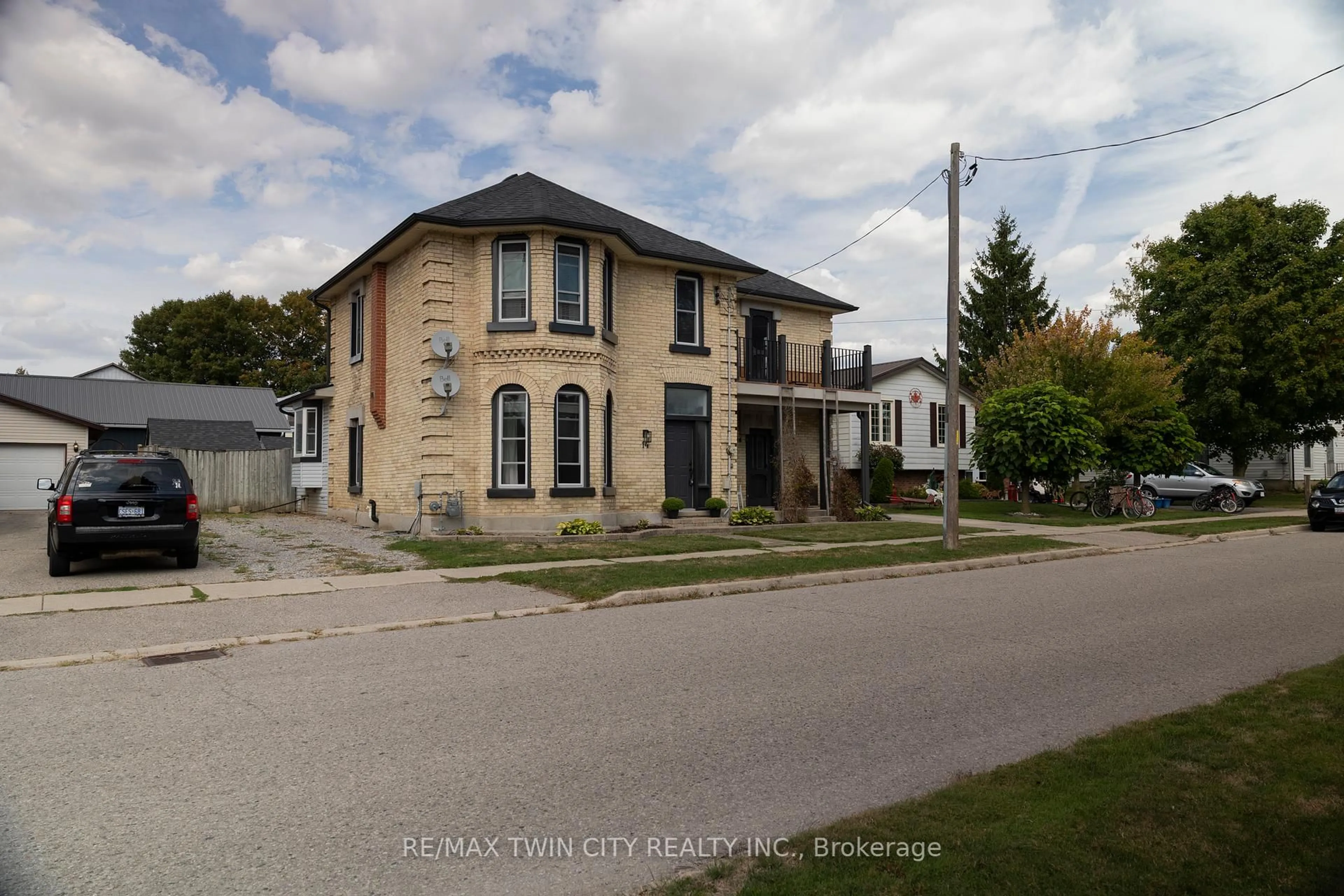 A pic from outside/outdoor area/front of a property/back of a property/a pic from drone, street for 14 ELGIN St, Norwich Ontario N0J 1P0