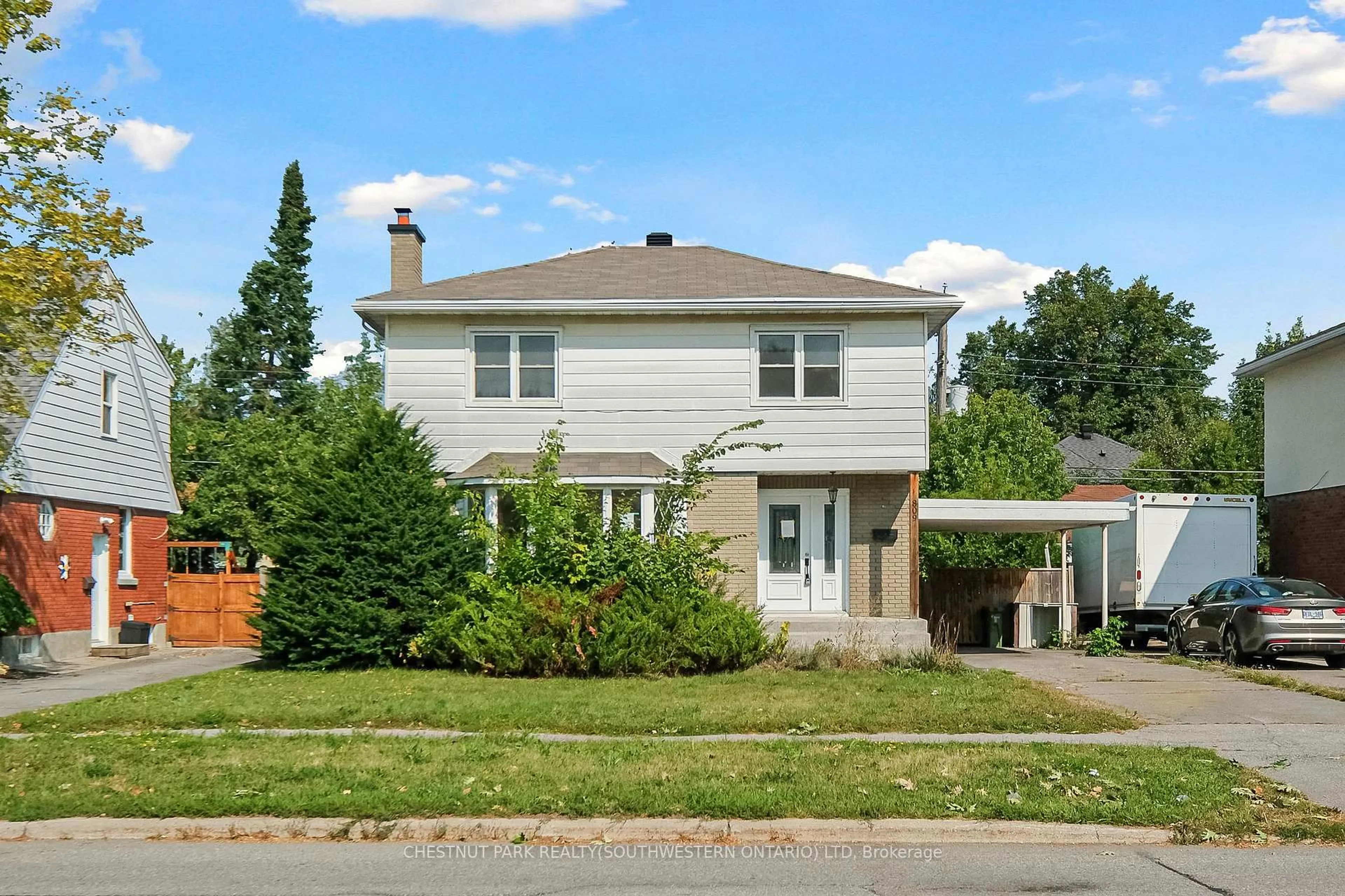 Home with vinyl exterior material, street for 809 smyth Rd, Ottawa Ontario K1G 1P2