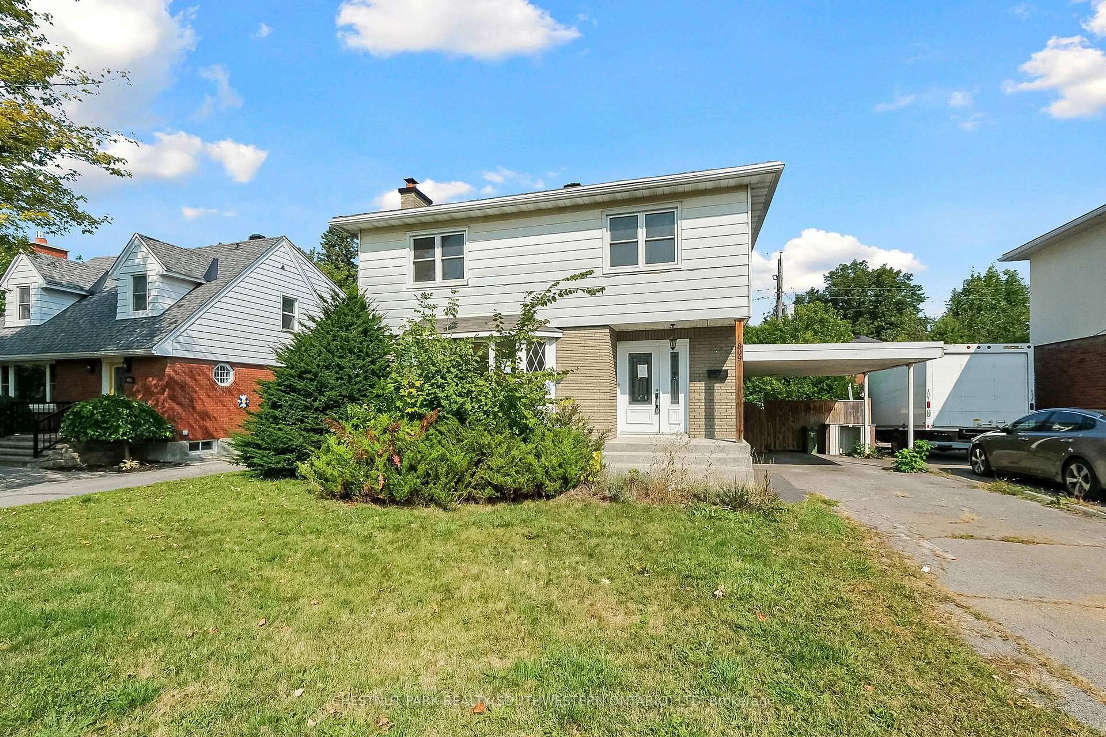 Unknown for 809 smyth Rd, Ottawa Ontario K1G 1P2