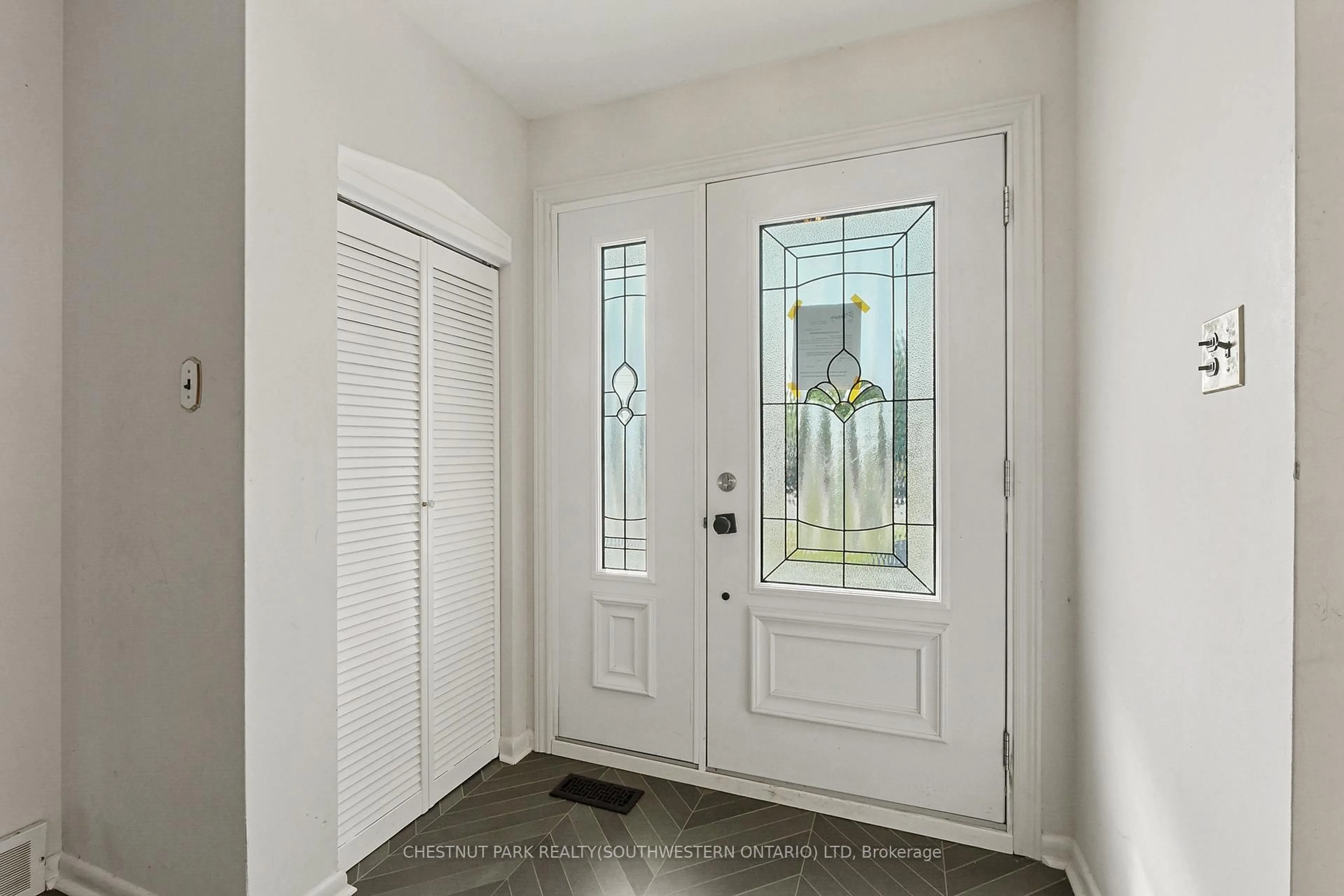 Indoor entryway for 809 smyth Rd, Ottawa Ontario K1G 1P2