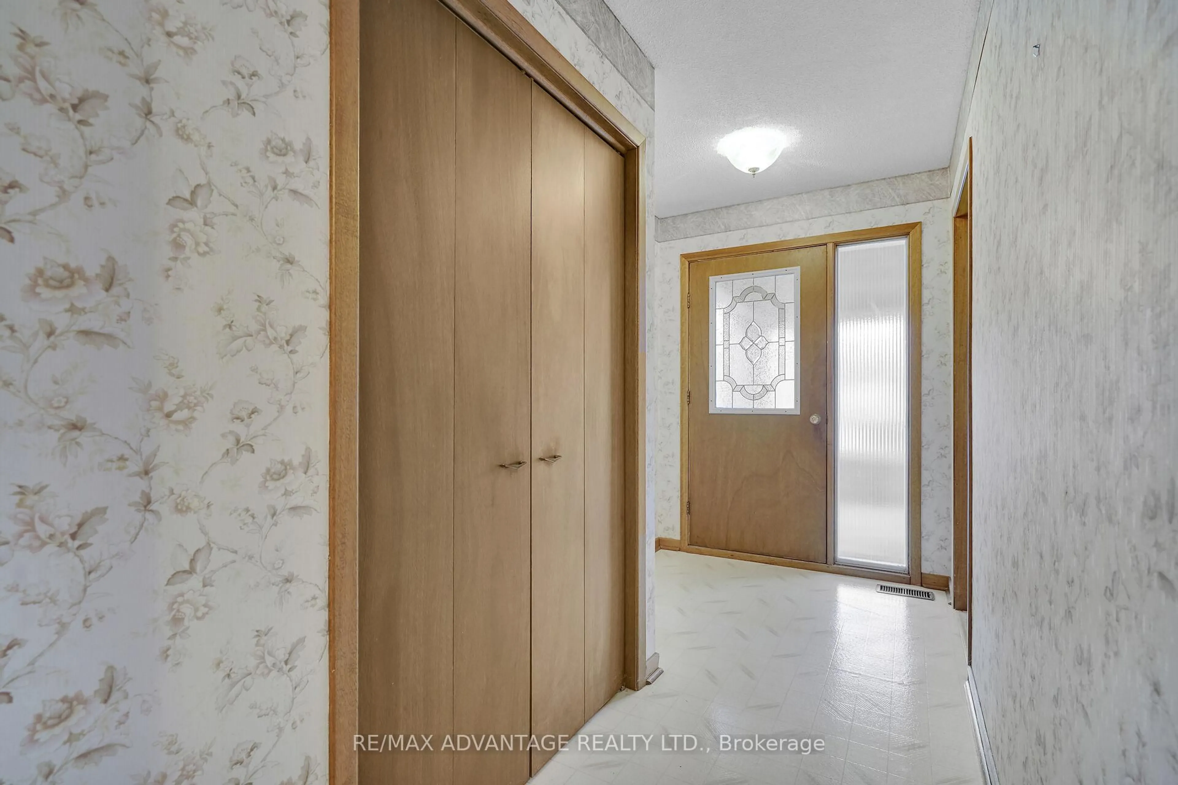 Indoor foyer for 270 Centre St, Ingersoll Ontario N5C 1X6