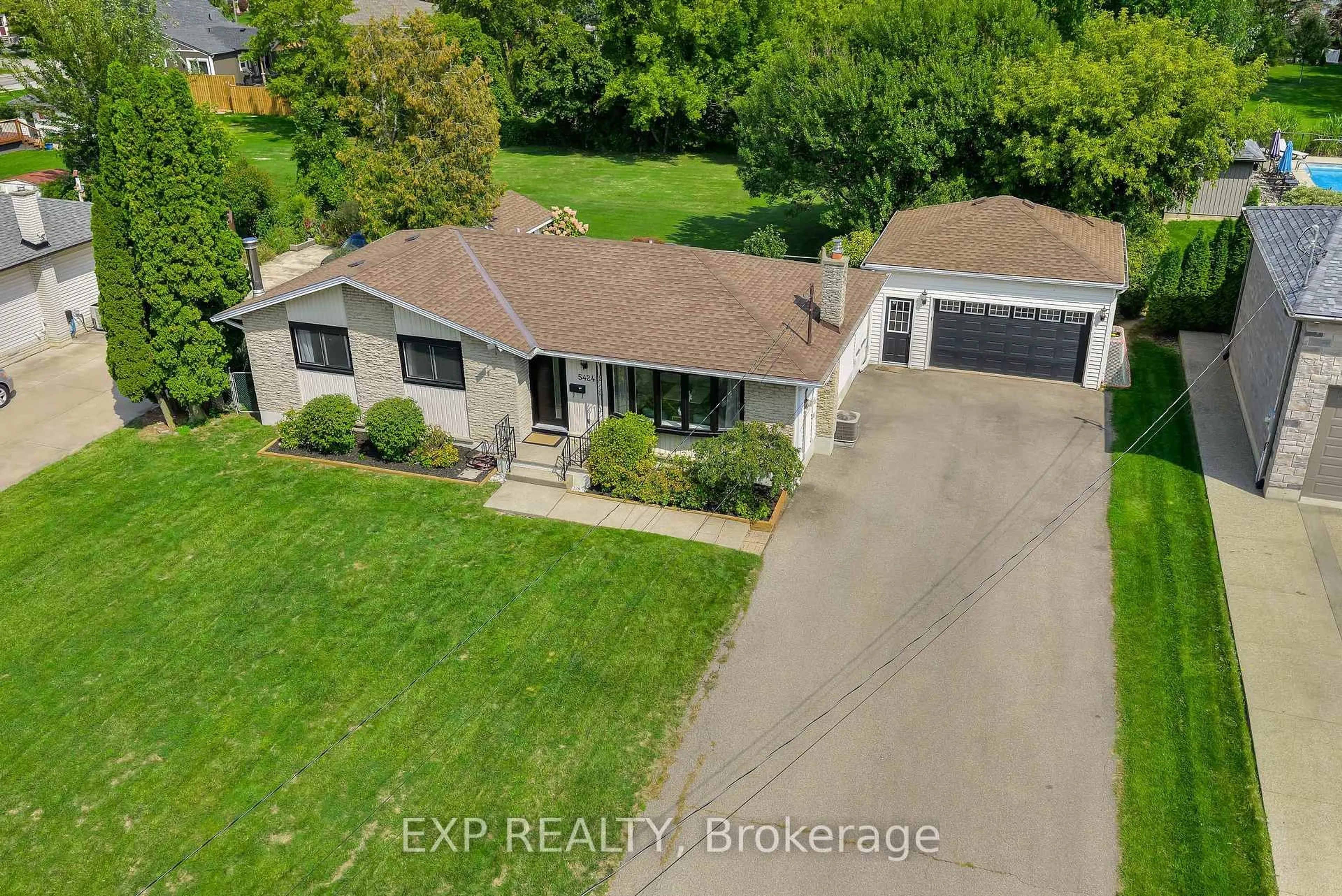 A pic from outside/outdoor area/front of a property/back of a property/a pic from drone, street for 5424 Green Ave, Niagara Falls Ontario L2H 1P6