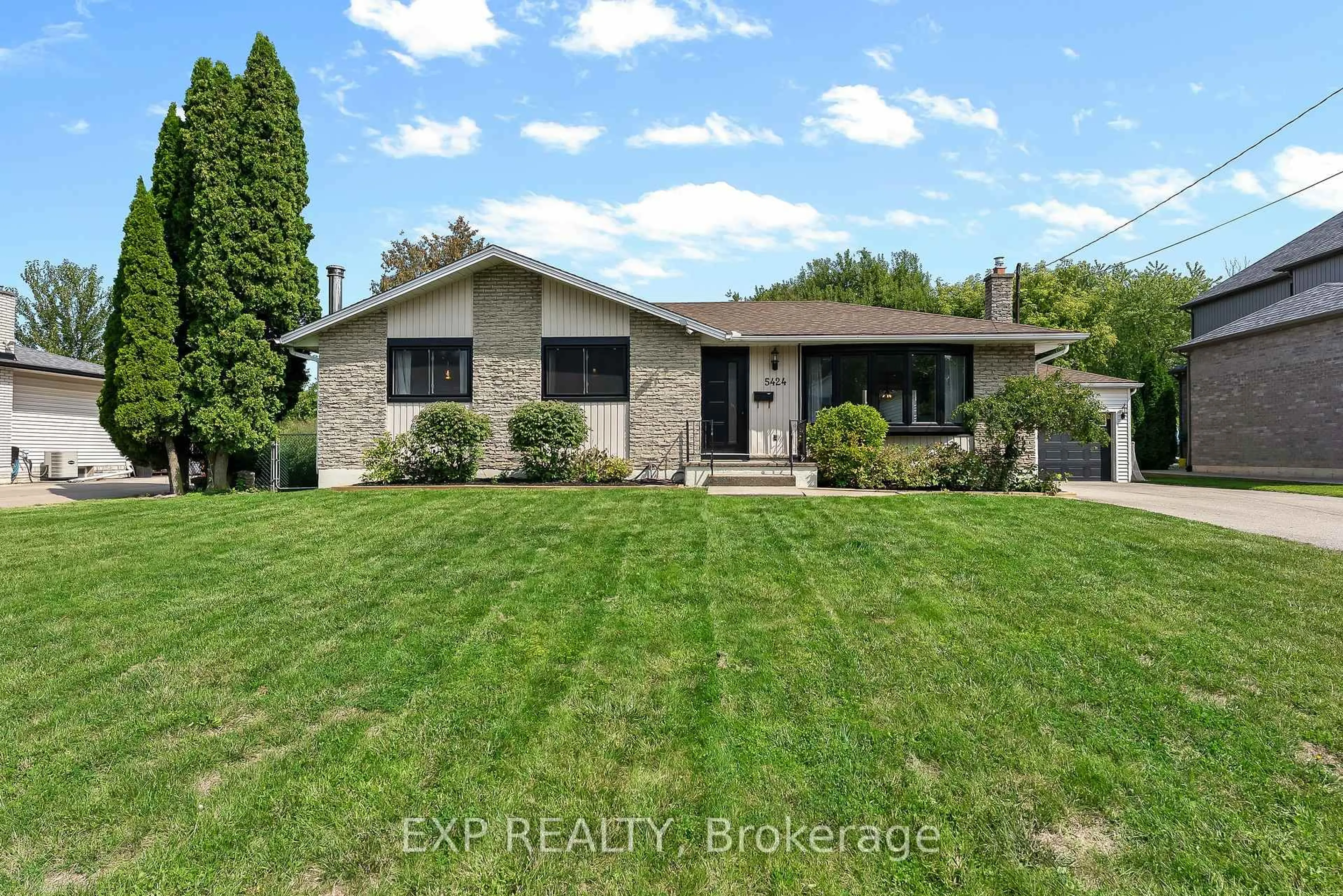 A pic from outside/outdoor area/front of a property/back of a property/a pic from drone, unknown for 5424 Green Ave, Niagara Falls Ontario L2H 1P6