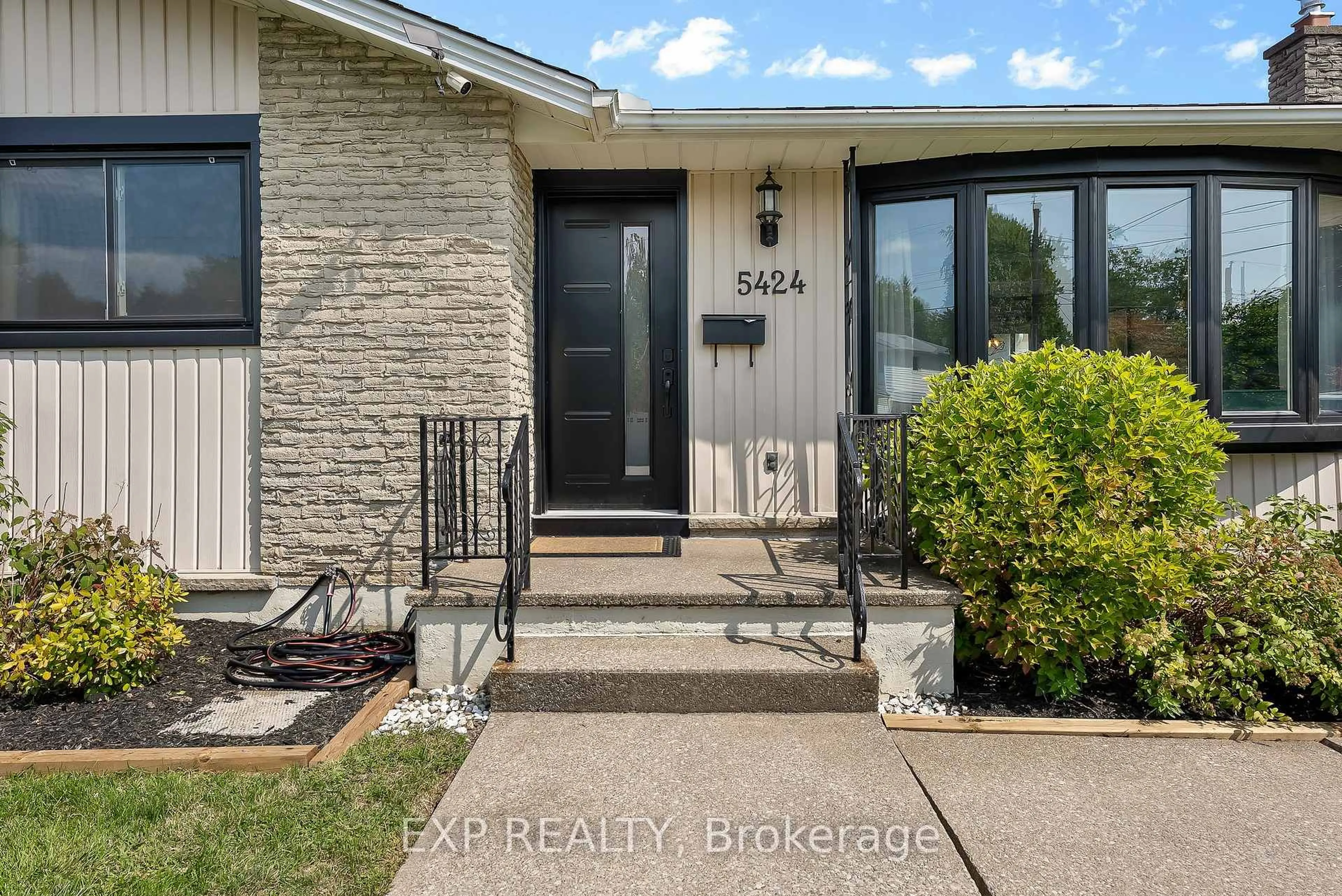 Indoor entryway for 5424 Green Ave, Niagara Falls Ontario L2H 1P6