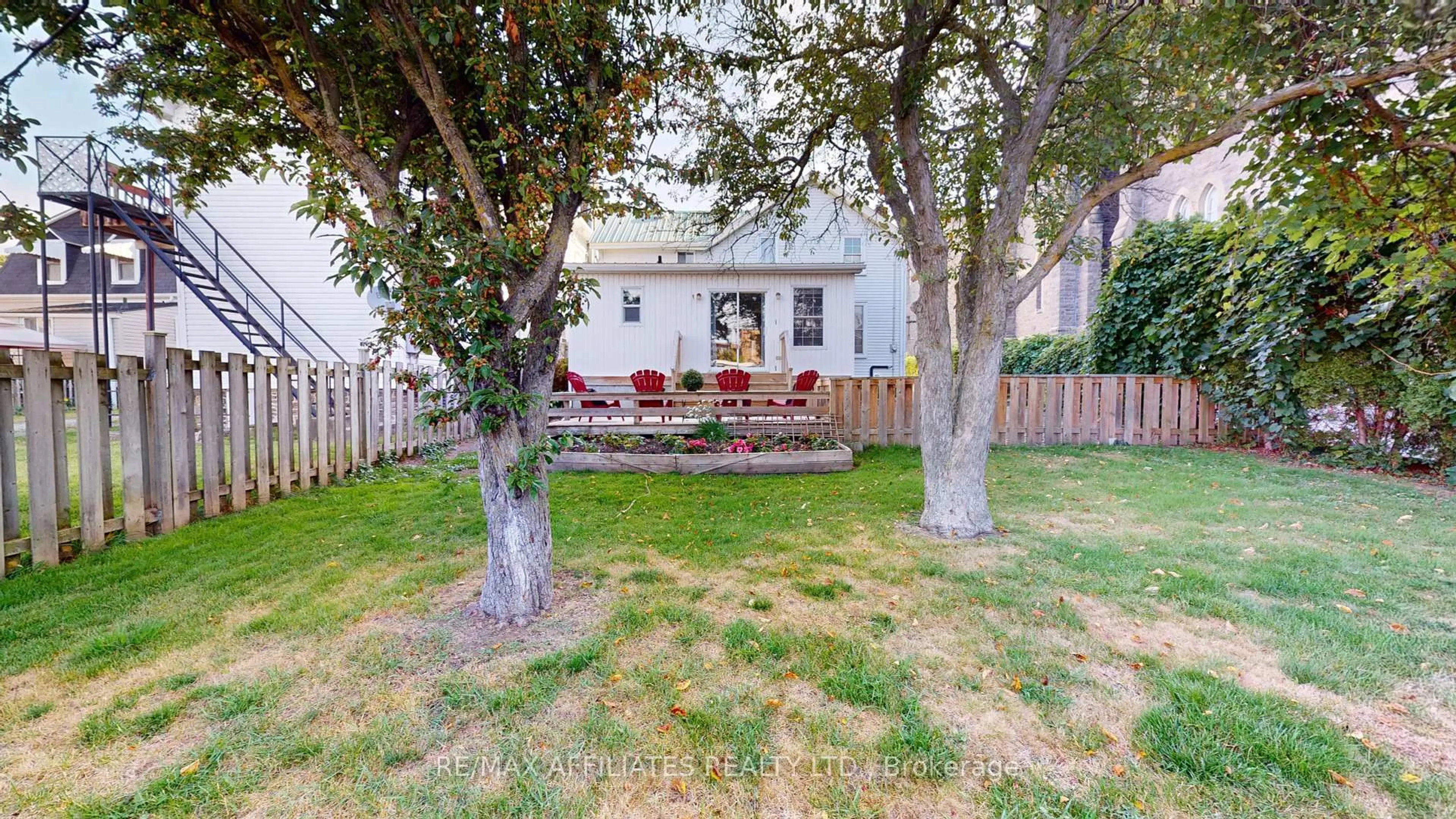 A pic from outside/outdoor area/front of a property/back of a property/a pic from drone, street for 14 William St, Brockville Ontario K6V 4V2