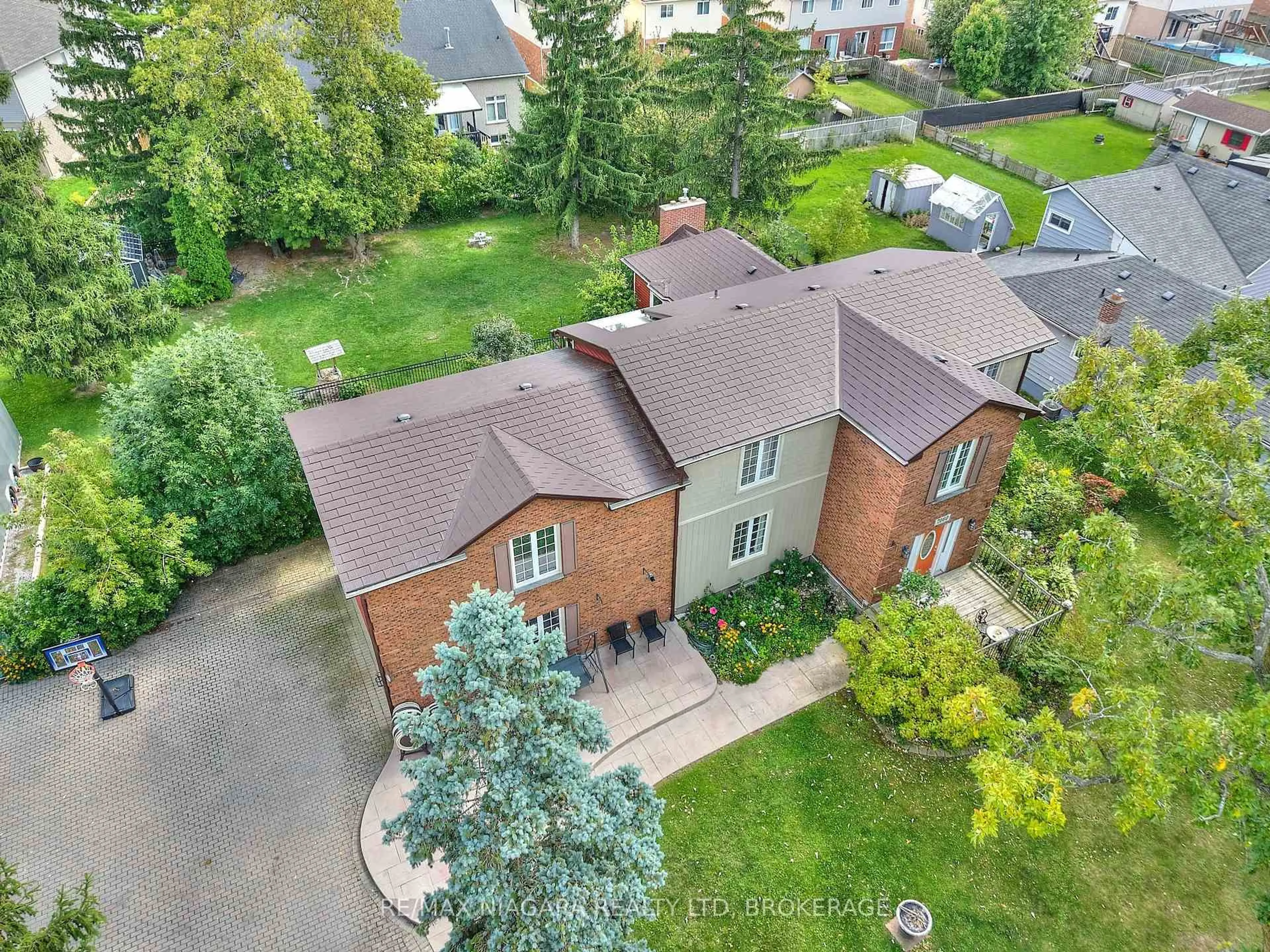 A pic from outside/outdoor area/front of a property/back of a property/a pic from drone, street for 7060 Garner Rd, Niagara Falls Ontario L2E 6S4