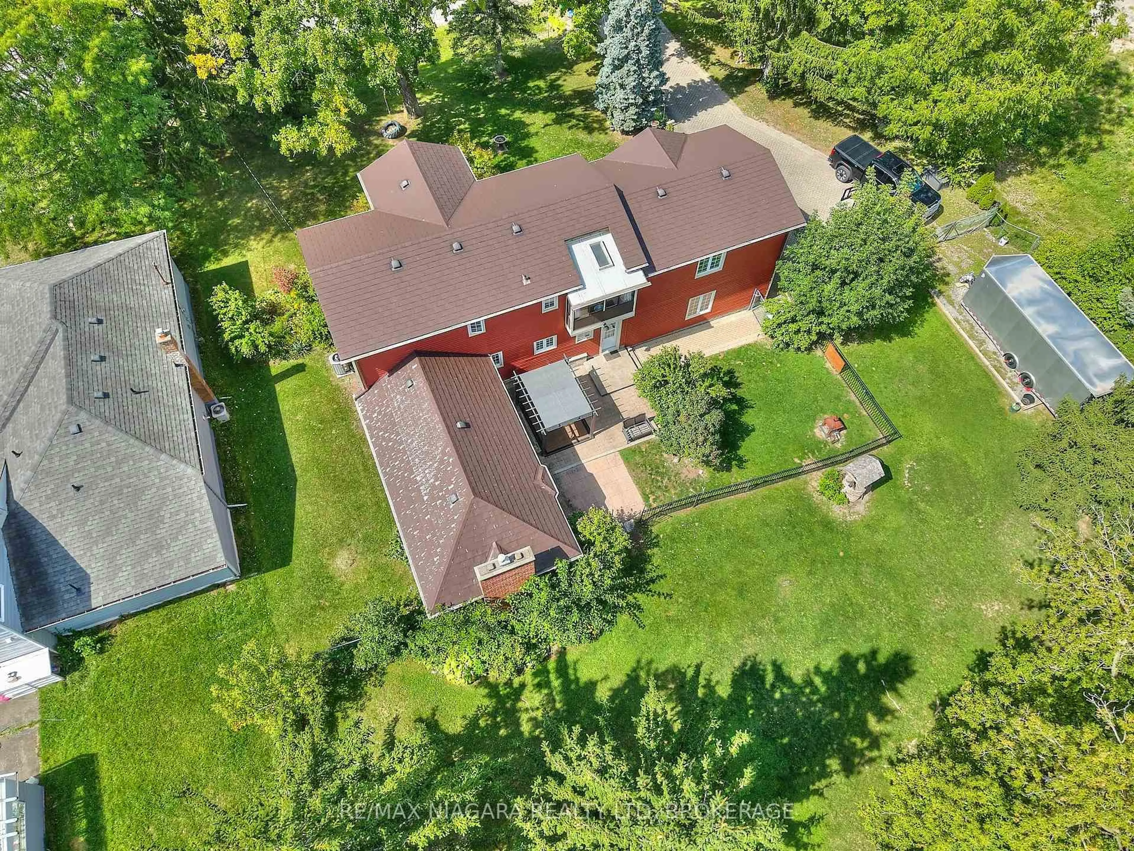 A pic from outside/outdoor area/front of a property/back of a property/a pic from drone, street for 7060 Garner Rd, Niagara Falls Ontario L2E 6S4