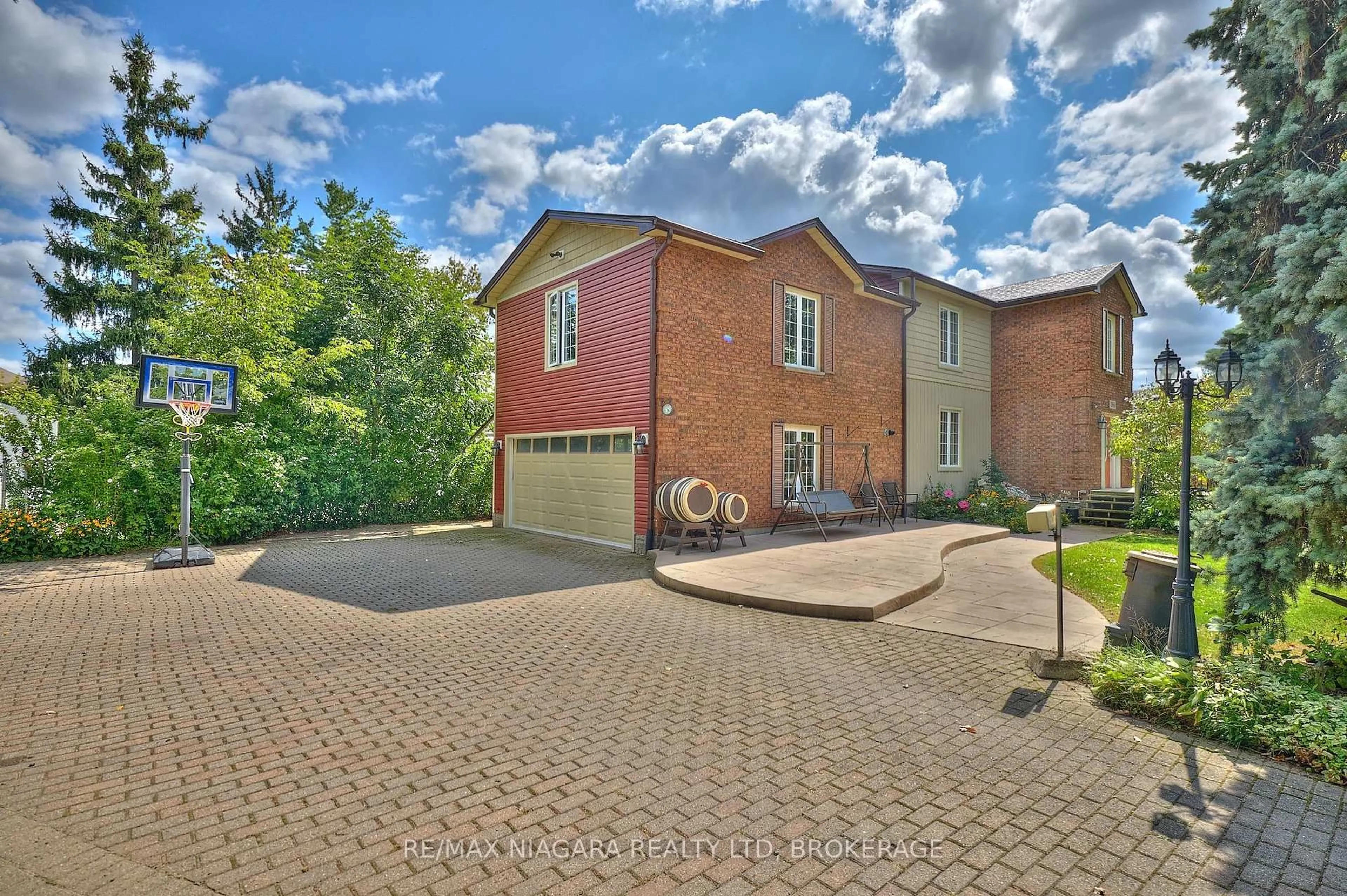 A pic from outside/outdoor area/front of a property/back of a property/a pic from drone, street for 7060 Garner Rd, Niagara Falls Ontario L2E 6S4
