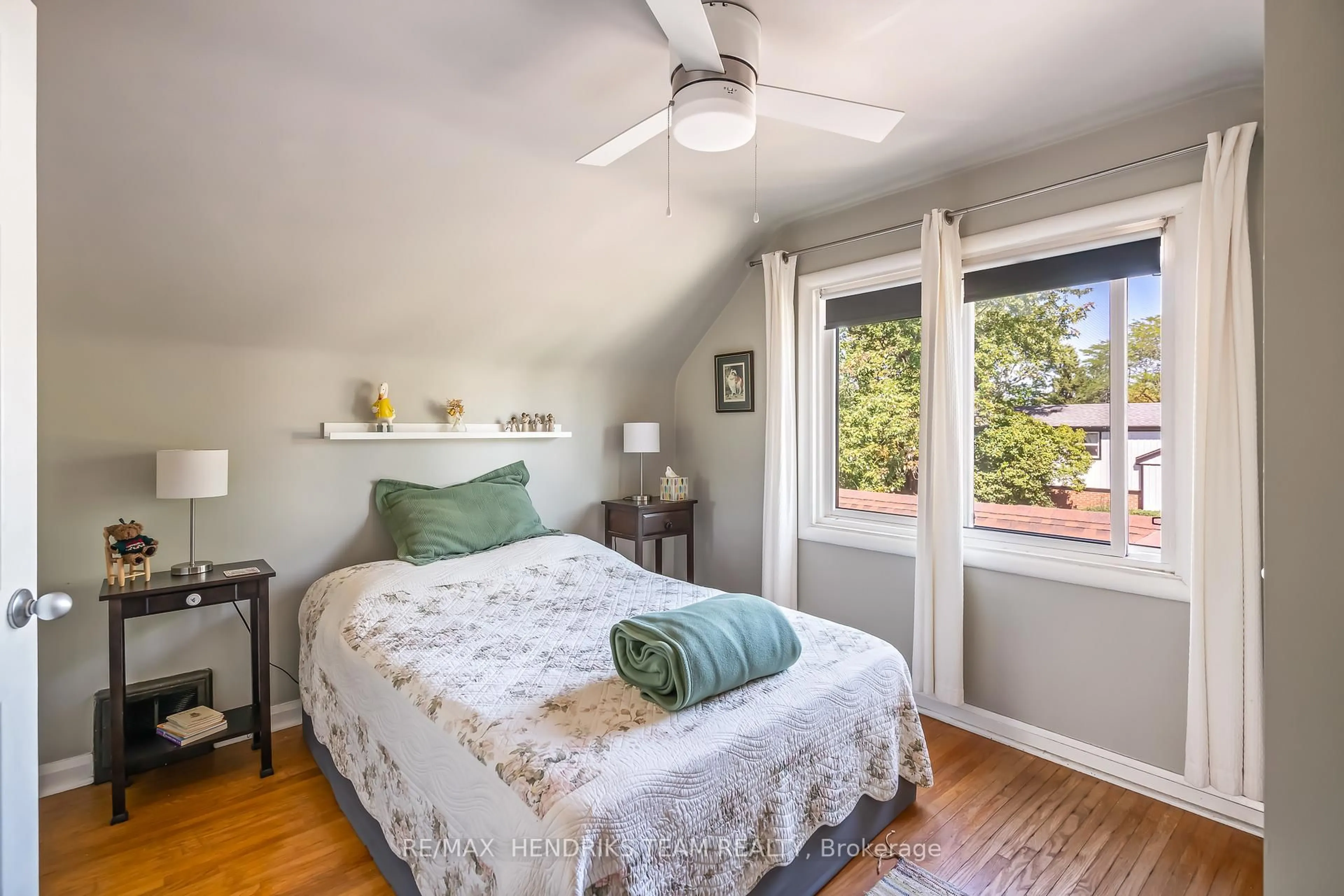 Bedroom with bed, unknown for 1 Walker Ave, St. Catharines Ontario L2N 3L5