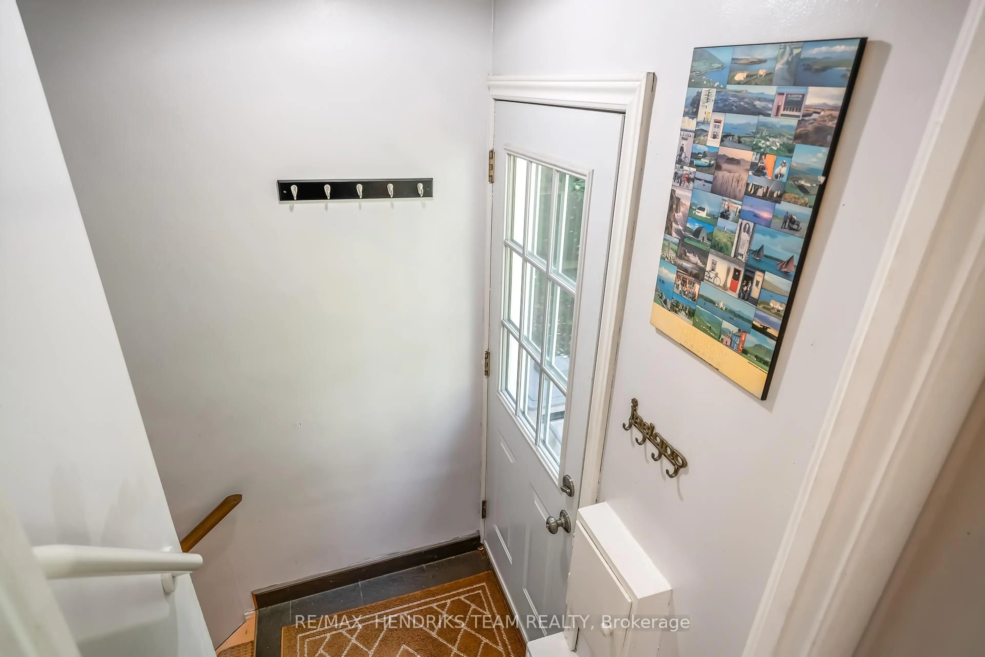 Indoor entryway for 1 Walker Ave, St. Catharines Ontario L2N 3L5
