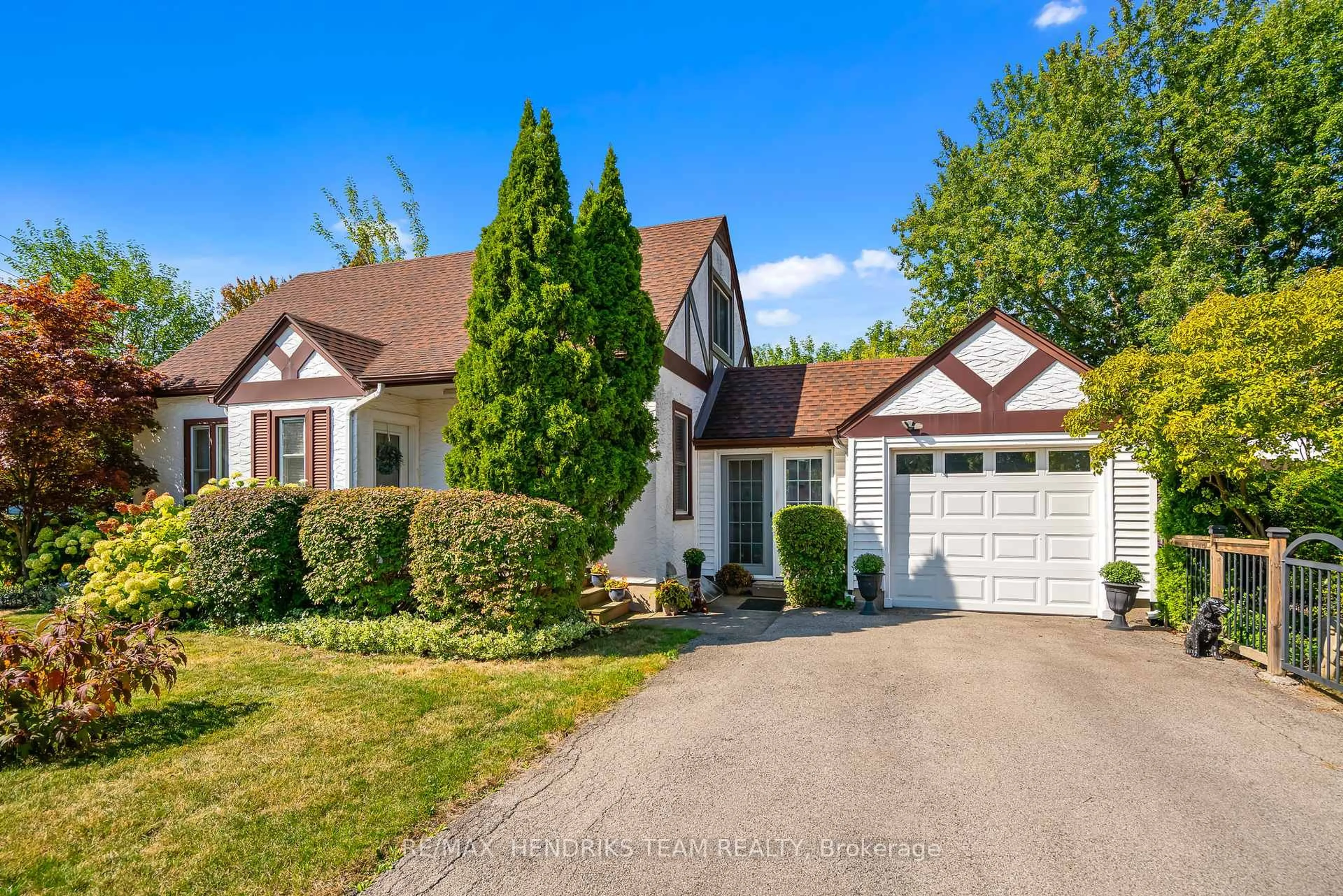 Home with vinyl exterior material, street for 1 Walker Ave, St. Catharines Ontario L2N 3L5