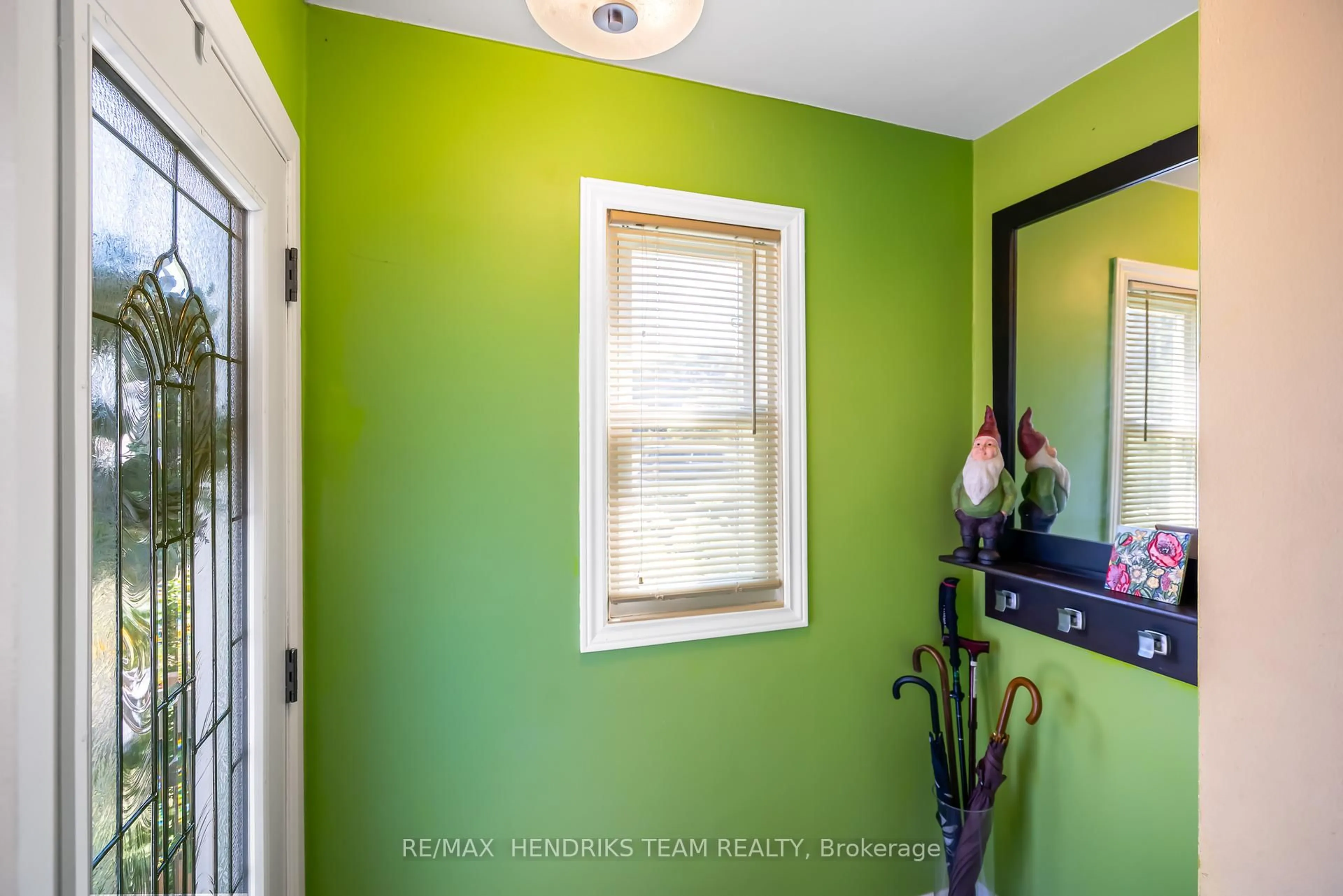 Indoor entryway for 1 Walker Ave, St. Catharines Ontario L2N 3L5