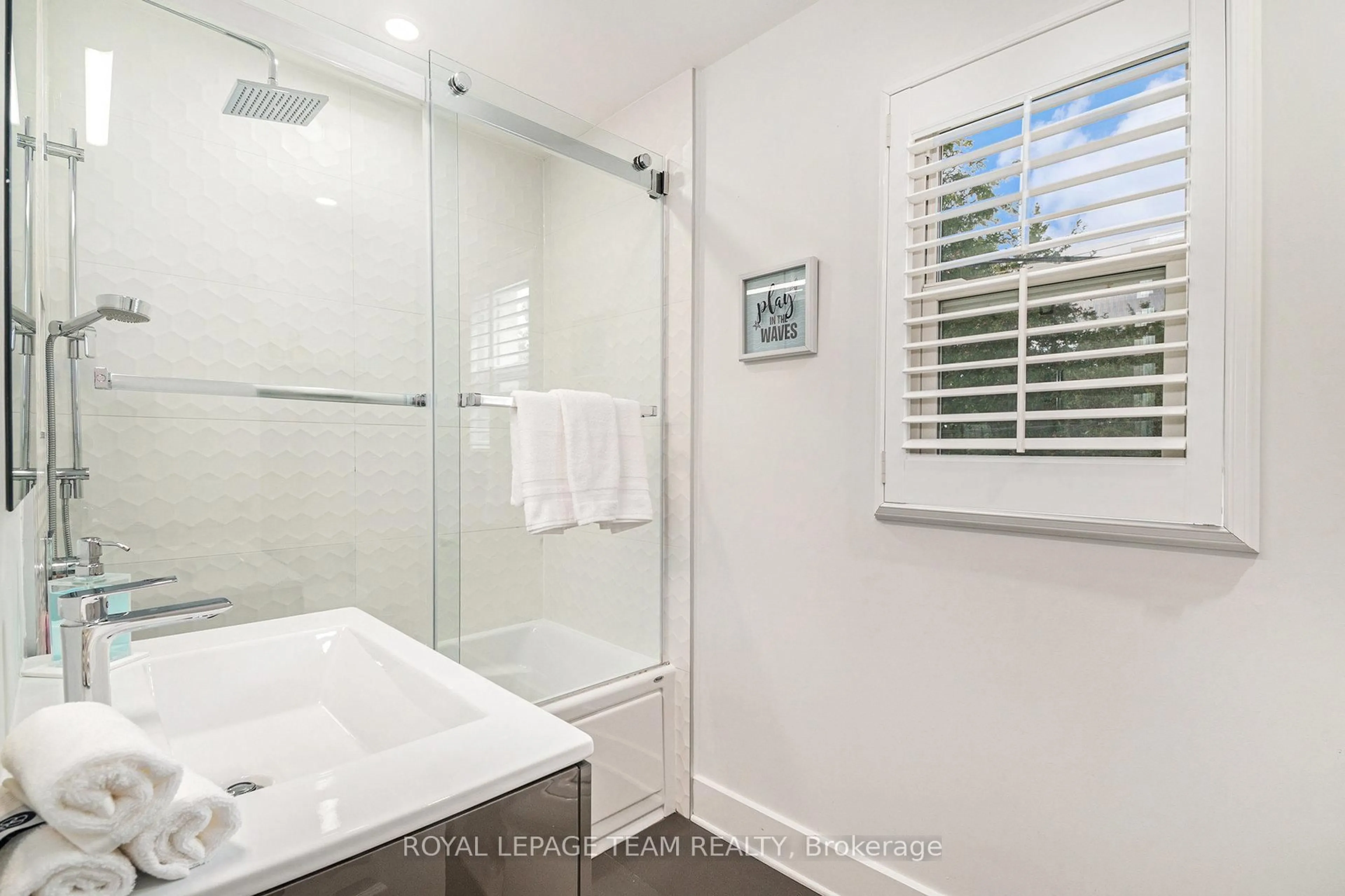 Standard bathroom, ceramic/tile floor for 50 Kilbarry Cres, Rockland Ontario K1K 0H1