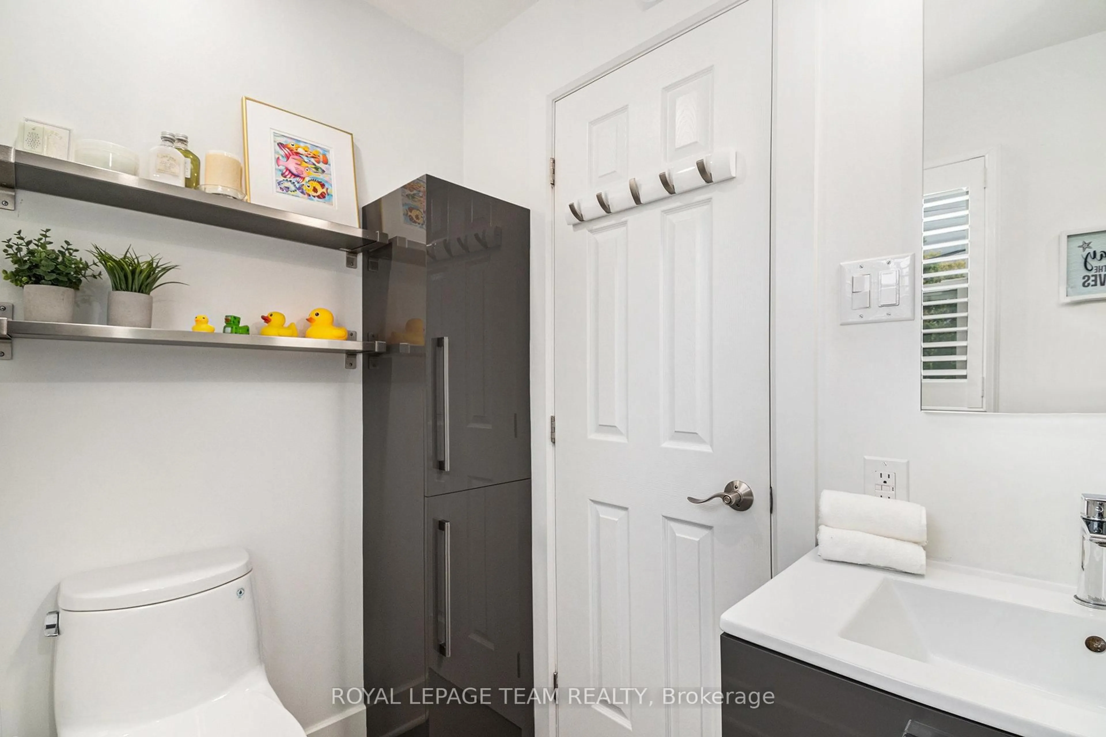 Standard bathroom, ceramic/tile floor for 50 Kilbarry Cres, Rockland Ontario K1K 0H1