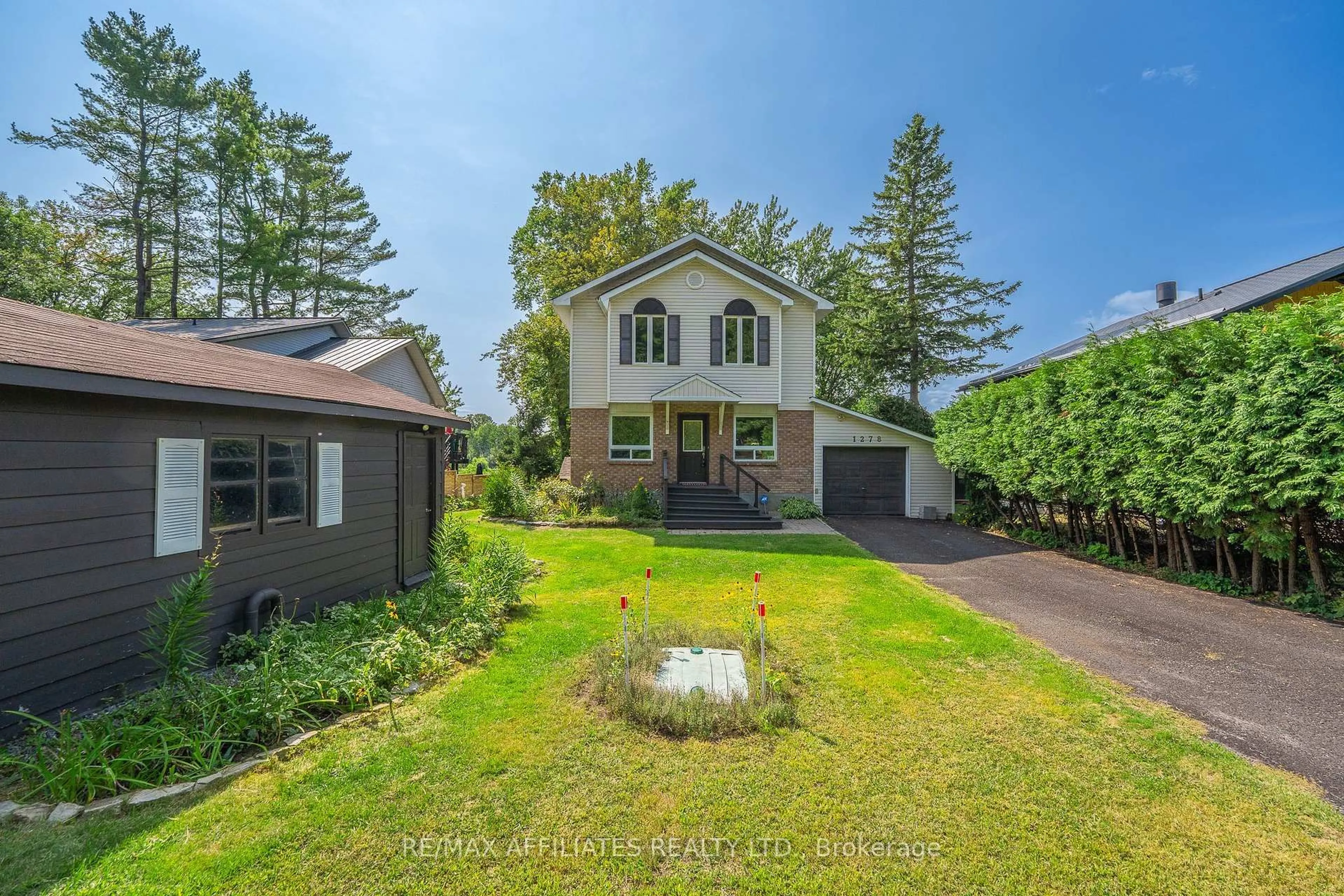 A pic from outside/outdoor area/front of a property/back of a property/a pic from drone, street for 1278 Bayview Dr, Ottawa Ontario K0A 3M0
