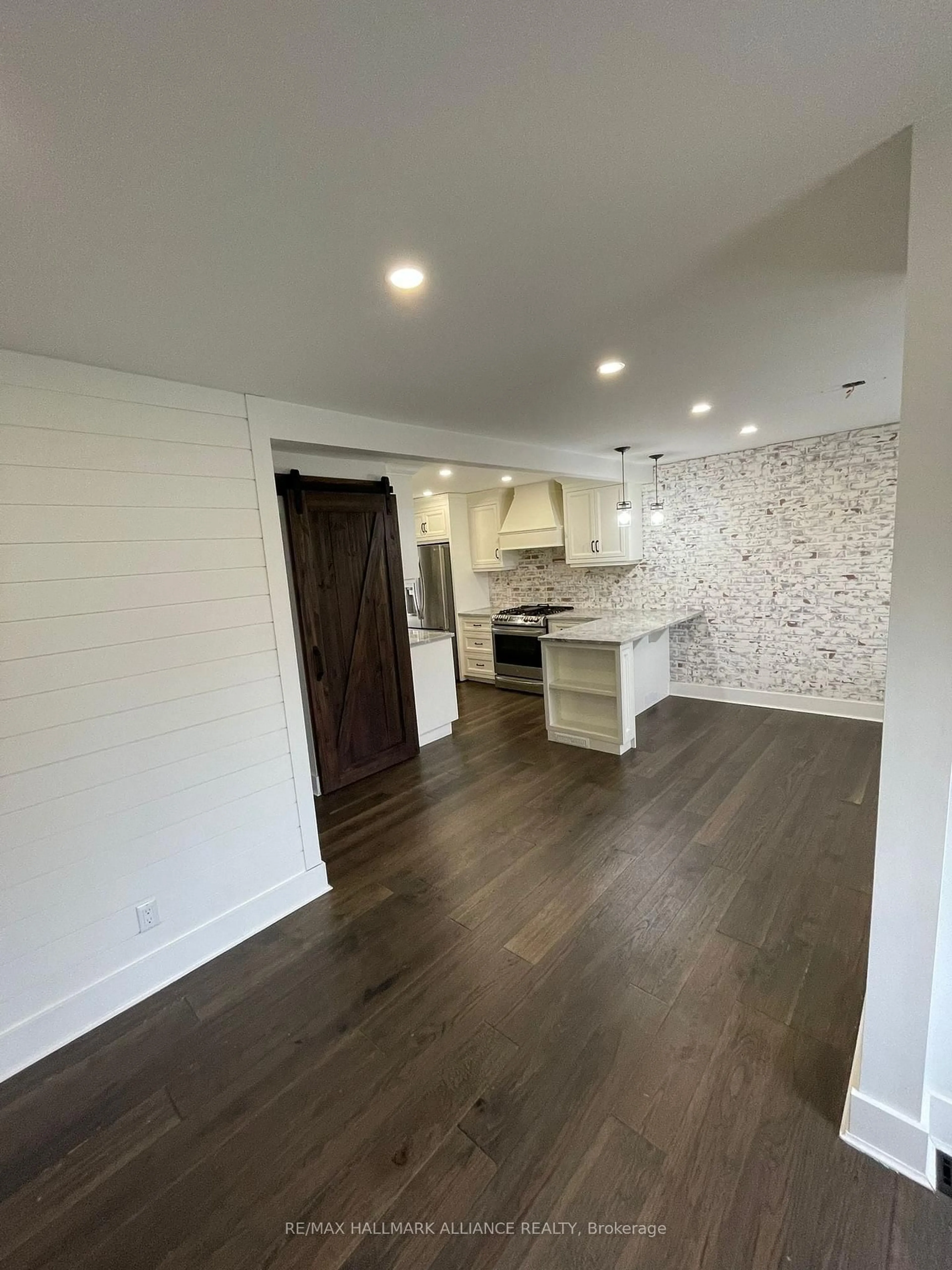 Open concept kitchen, unknown for 22 Bevan Crt, Hamilton Ontario L8K 4R1