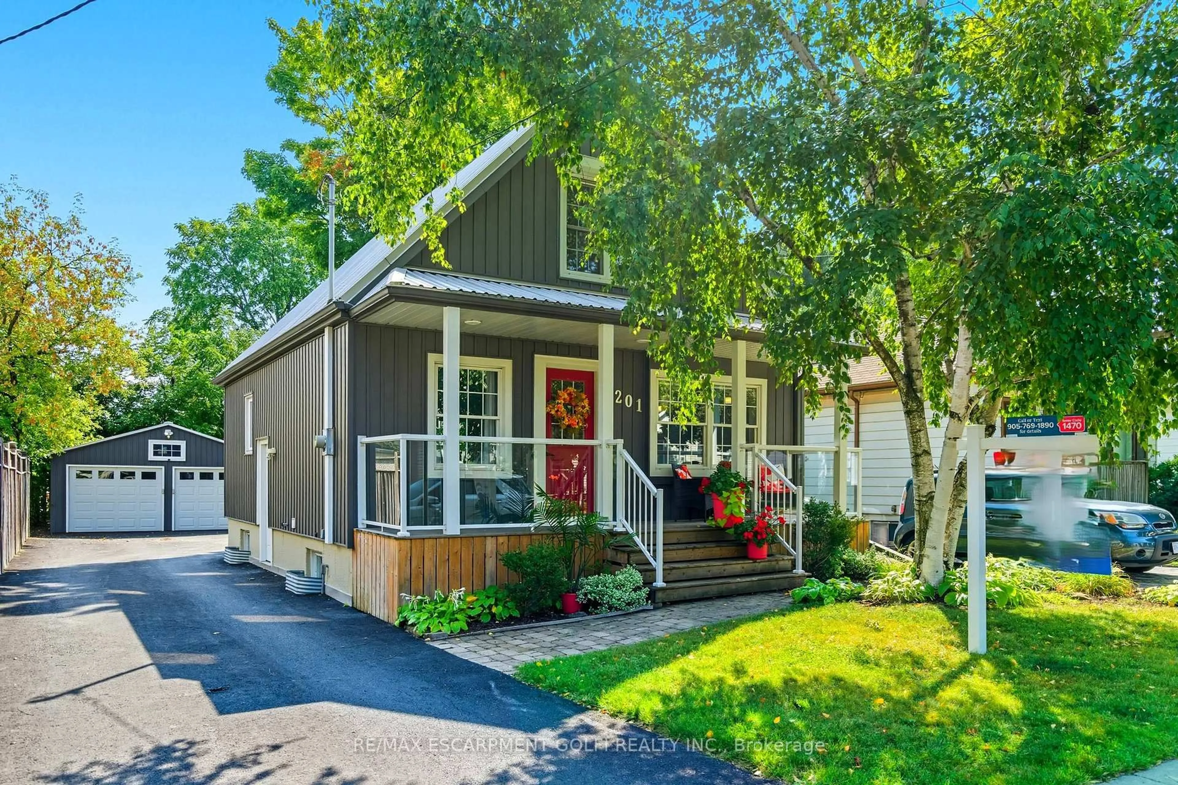 Home with vinyl exterior material, street for 201 East 28th St, Hamilton Ontario L8V 3H9