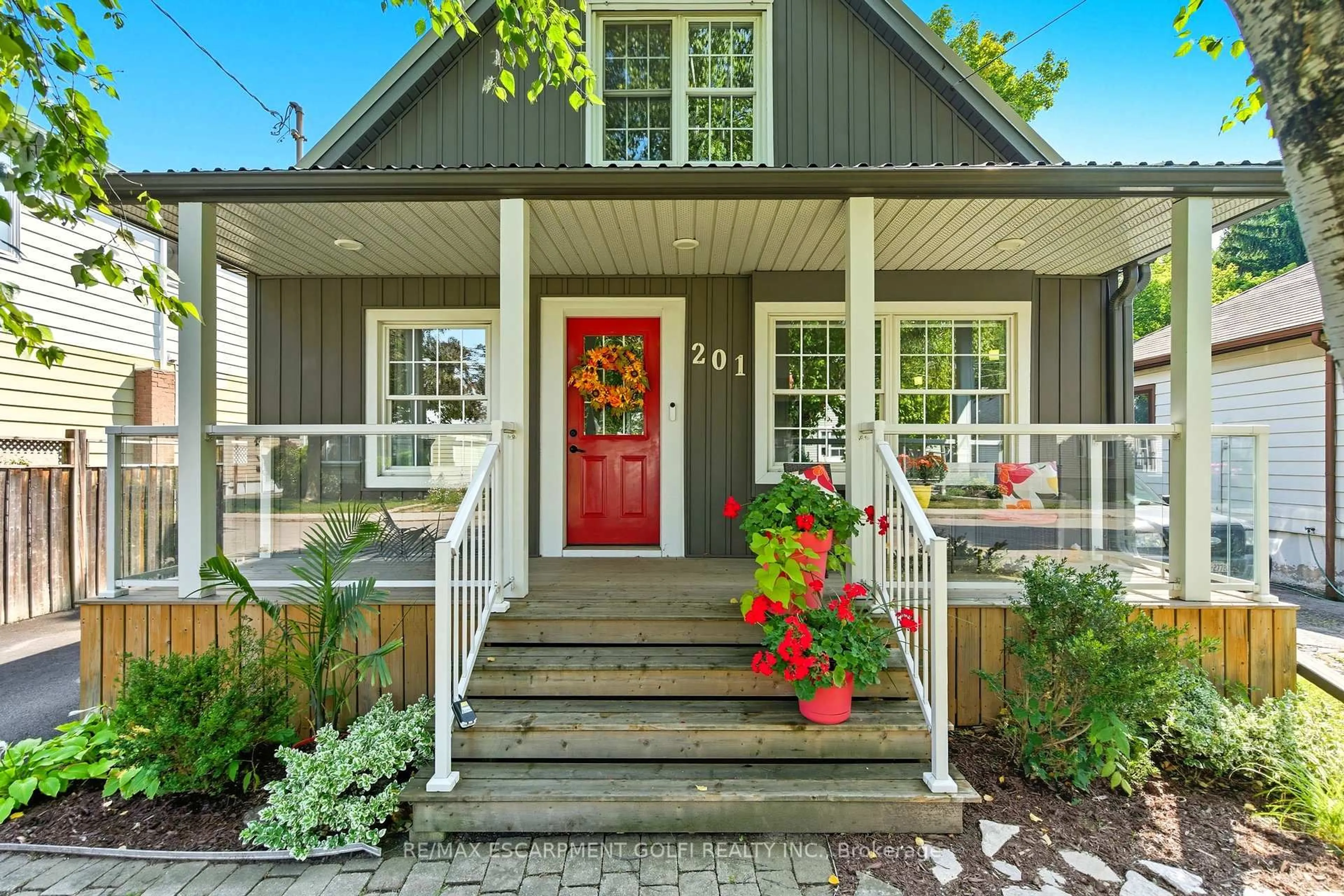 Indoor entryway for 201 East 28th St, Hamilton Ontario L8V 3H9