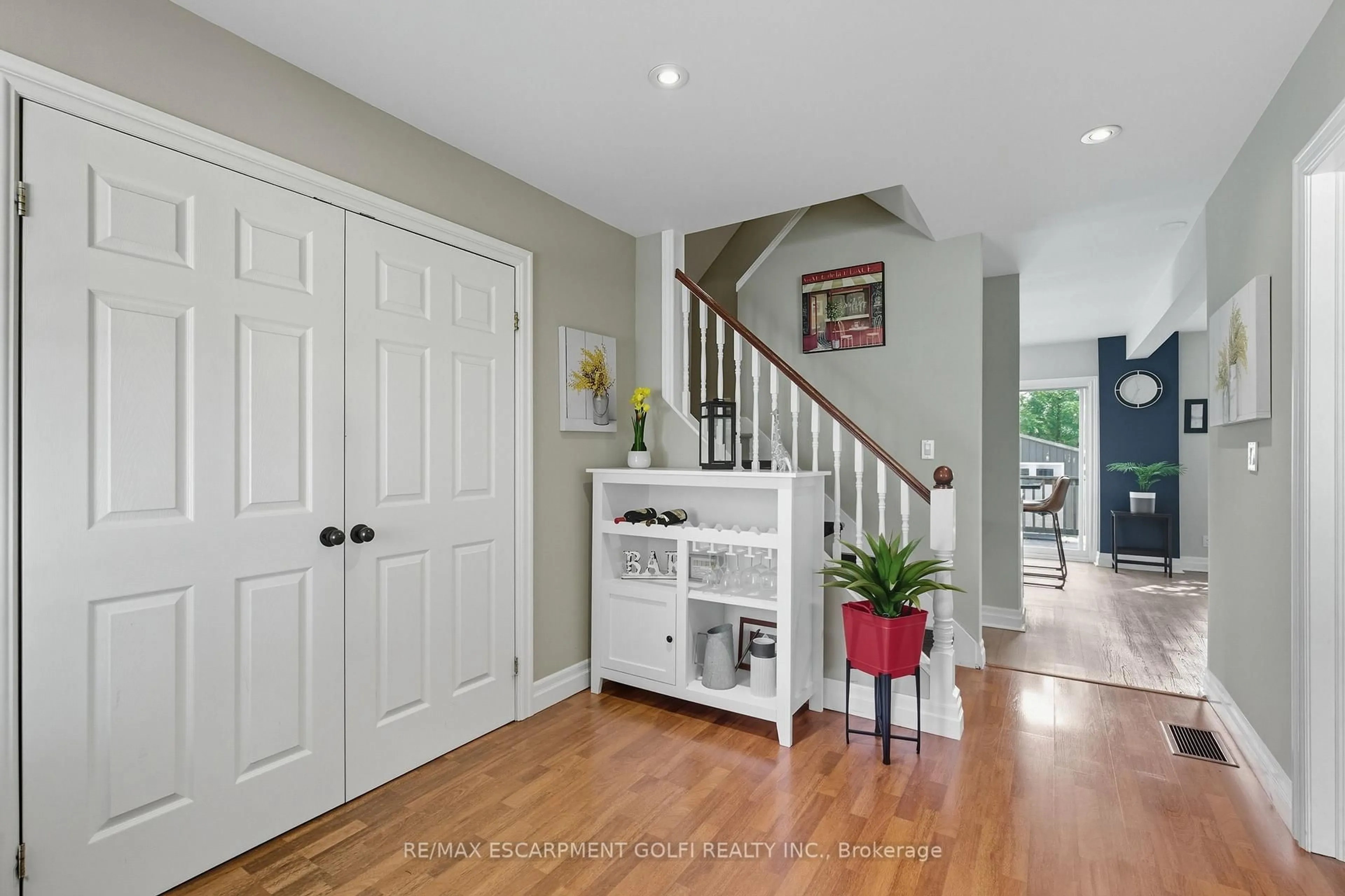 Indoor entryway for 201 East 28th St, Hamilton Ontario L8V 3H9