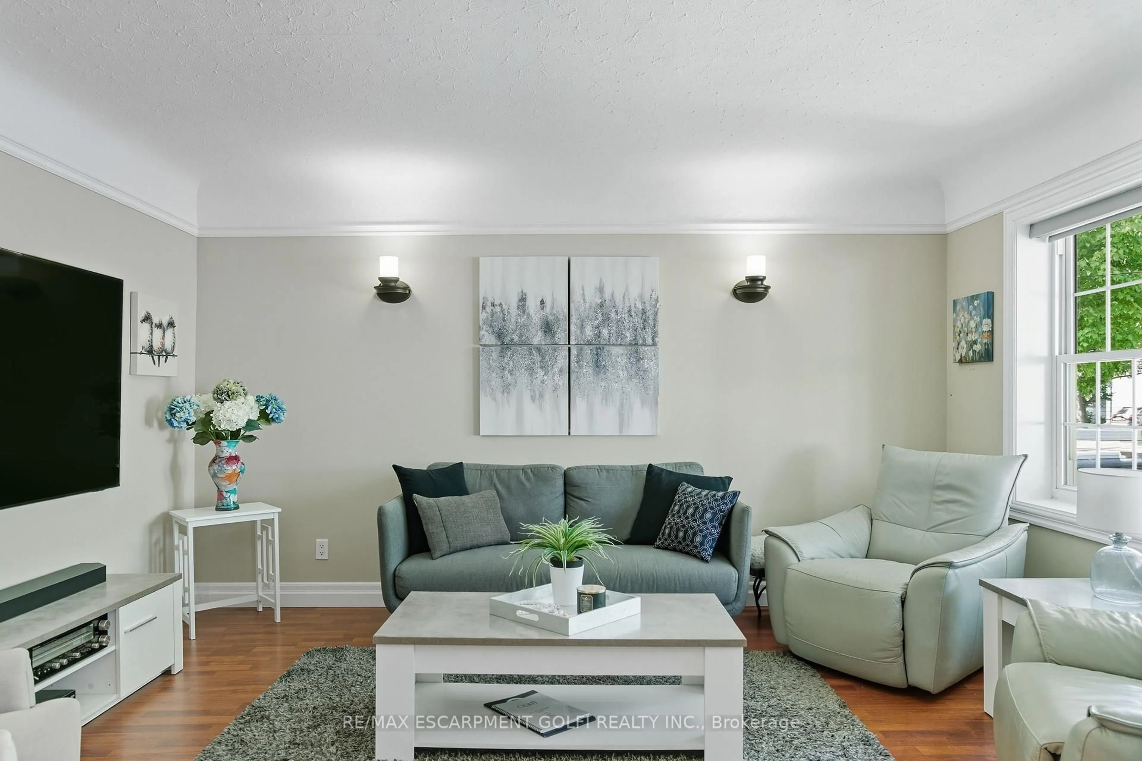 Living room with furniture, unknown for 201 East 28th St, Hamilton Ontario L8V 3H9