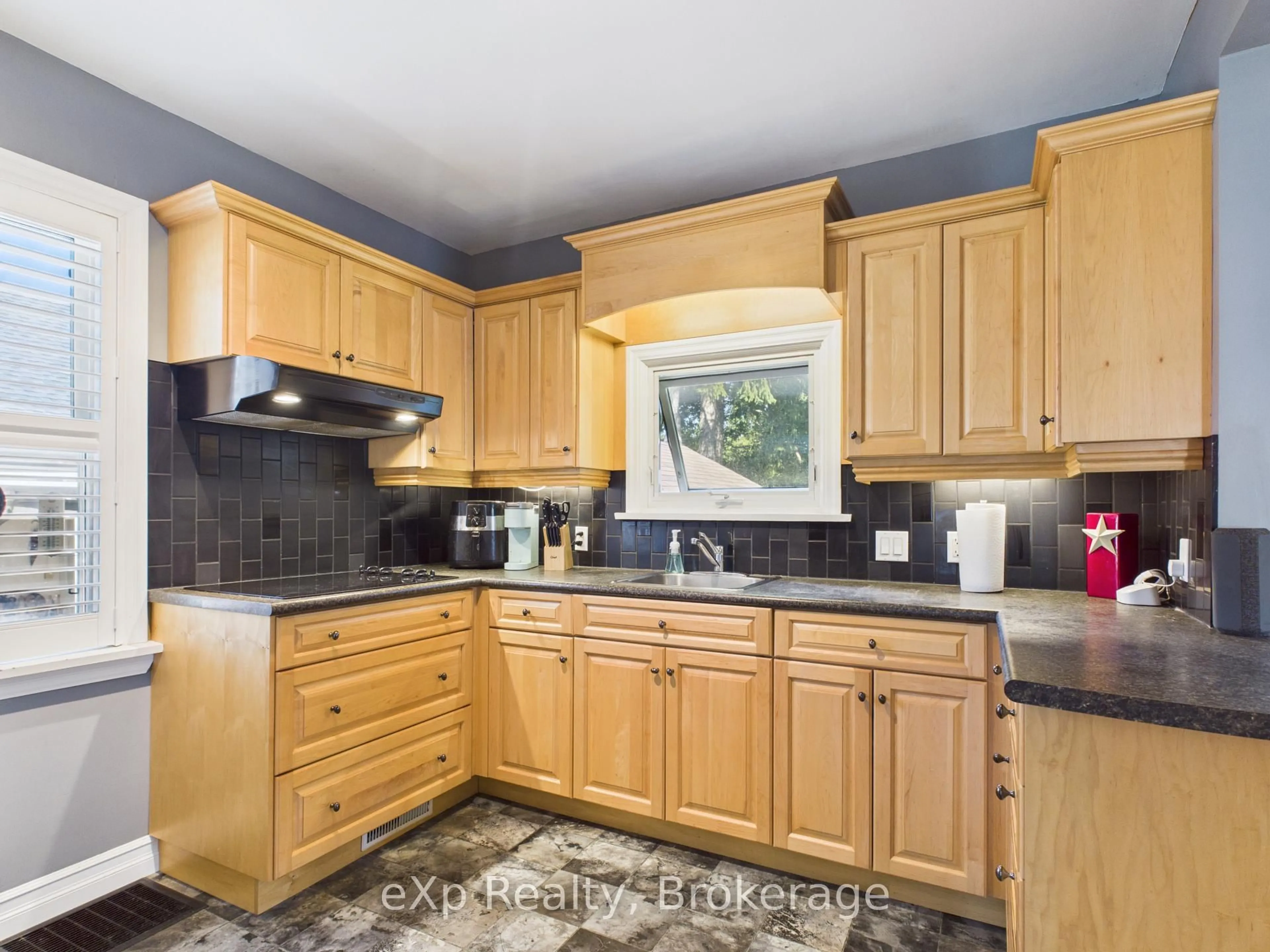 Standard kitchen, unknown for 134 7th St, Hanover Ontario N4N 1G4