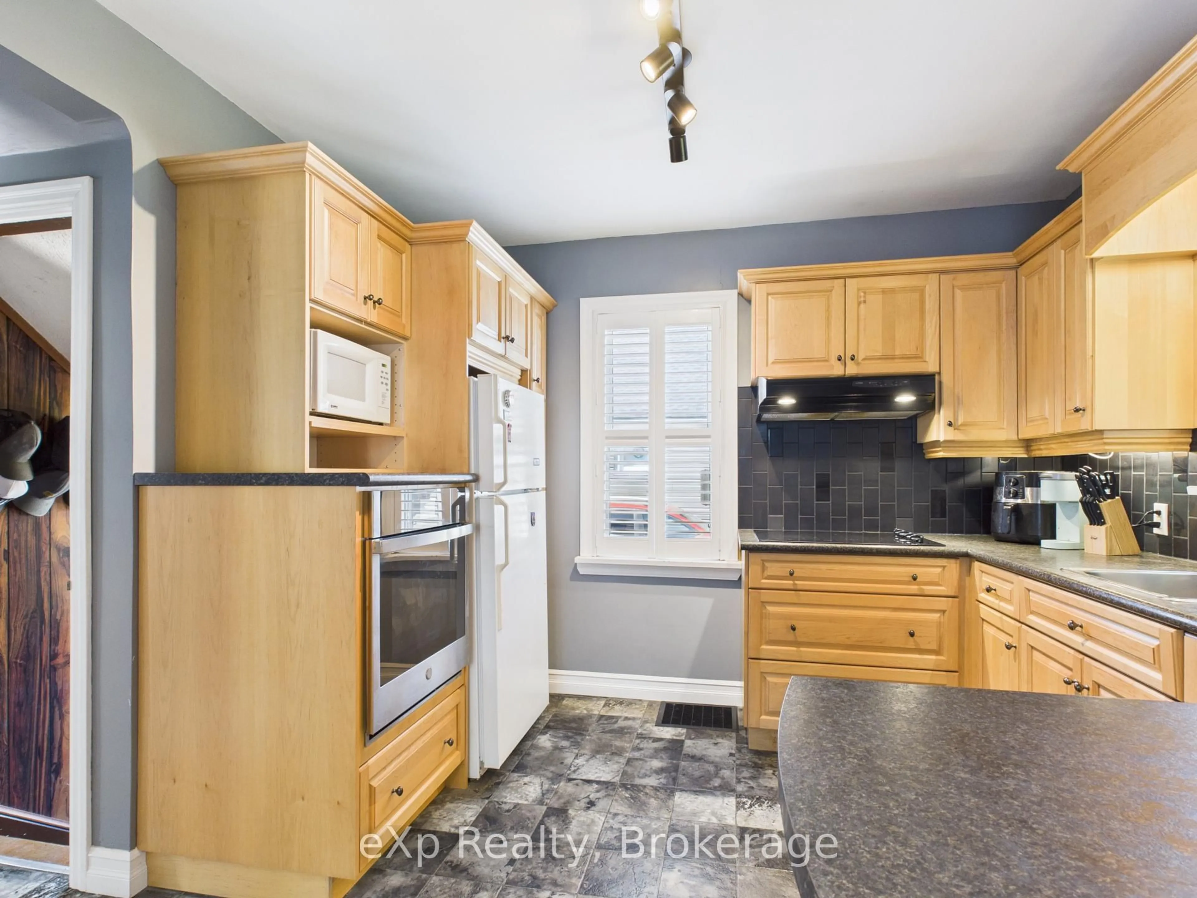 Standard kitchen, unknown for 134 7th St, Hanover Ontario N4N 1G4