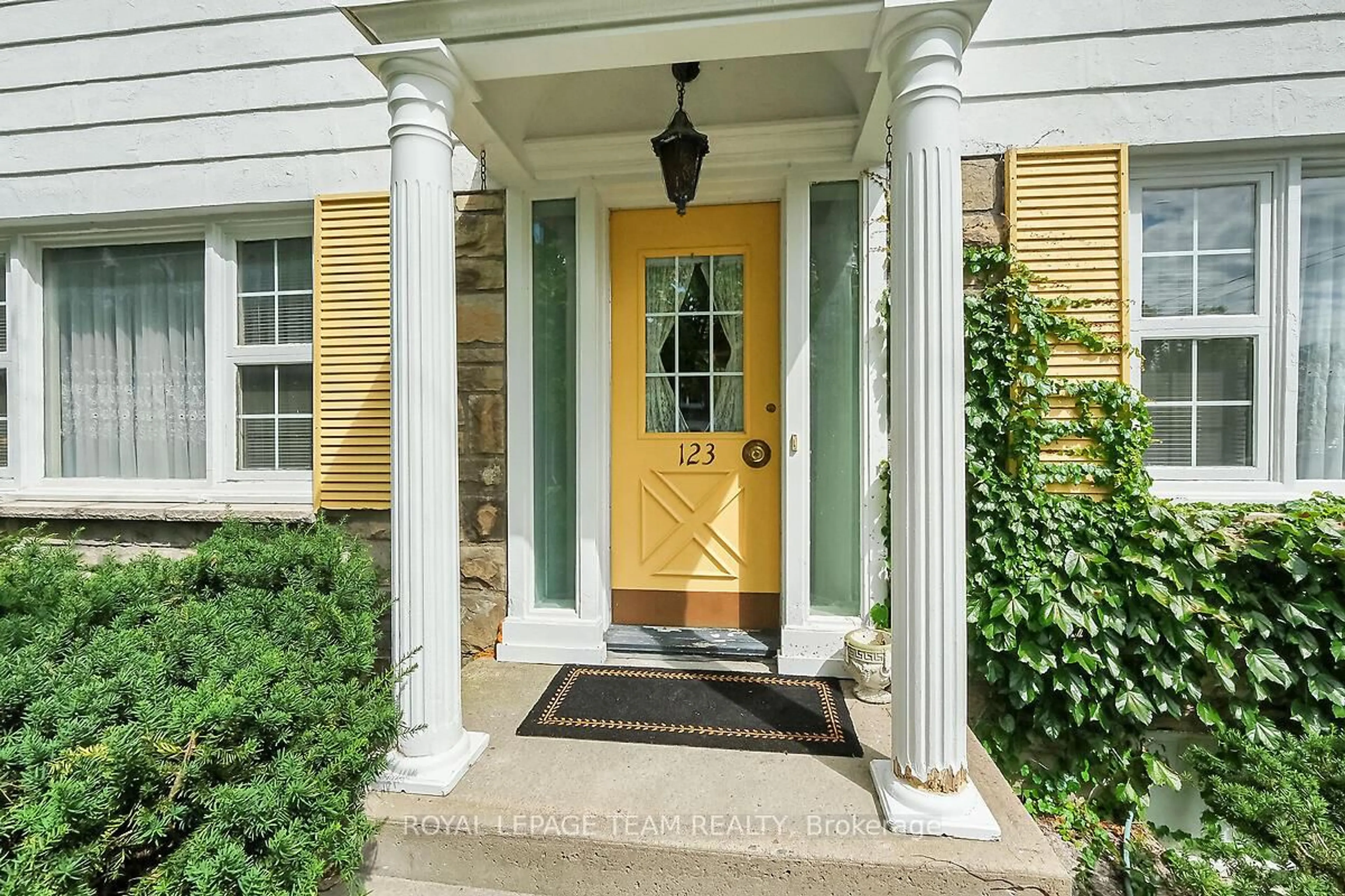 Indoor entryway for 123 Ivy Cres, Ottawa Ontario K1M 1Y1