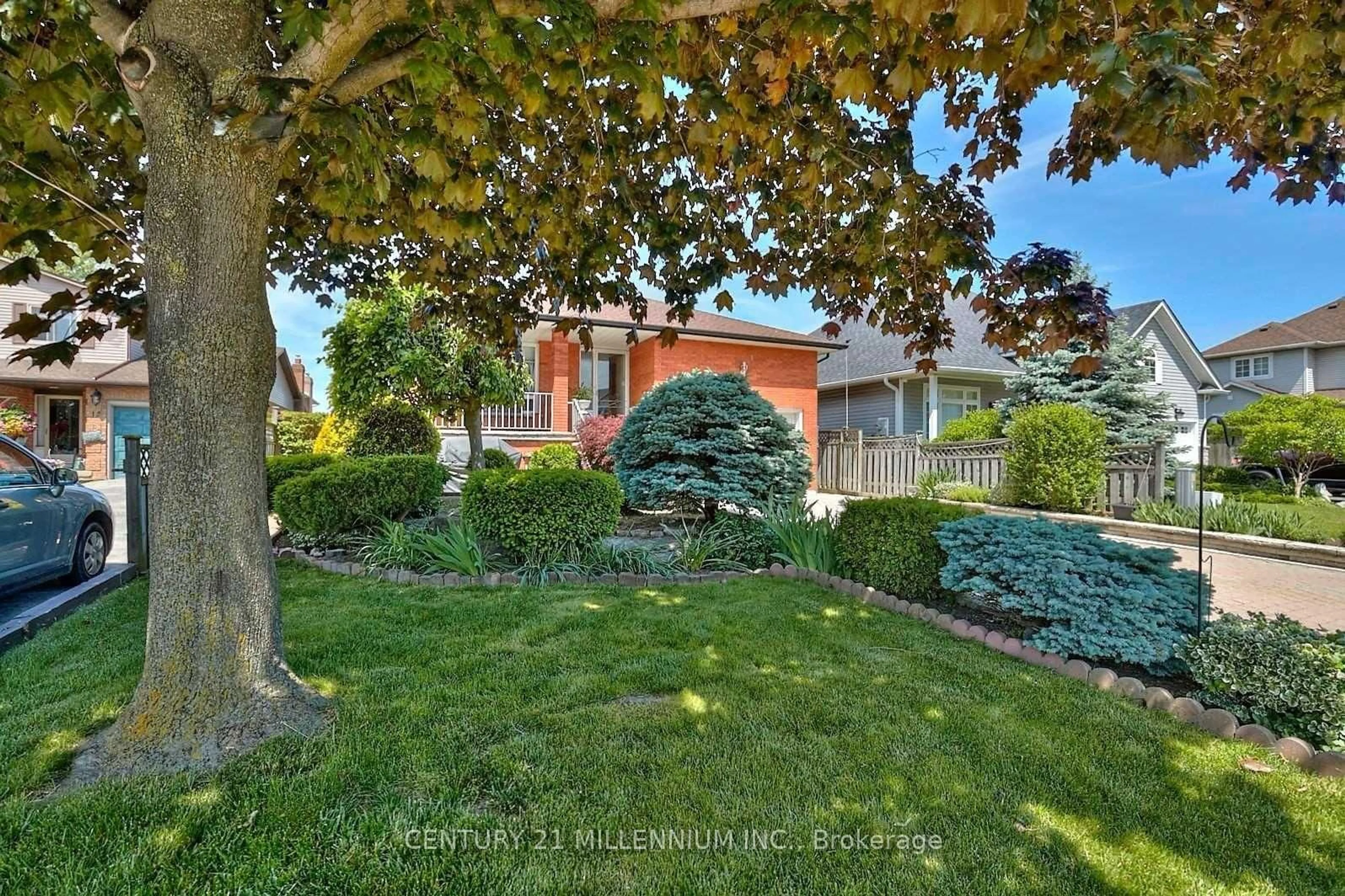 A pic from outside/outdoor area/front of a property/back of a property/a pic from drone, street for 10 Homeland Ave, Hamilton Ontario L8E 4X2