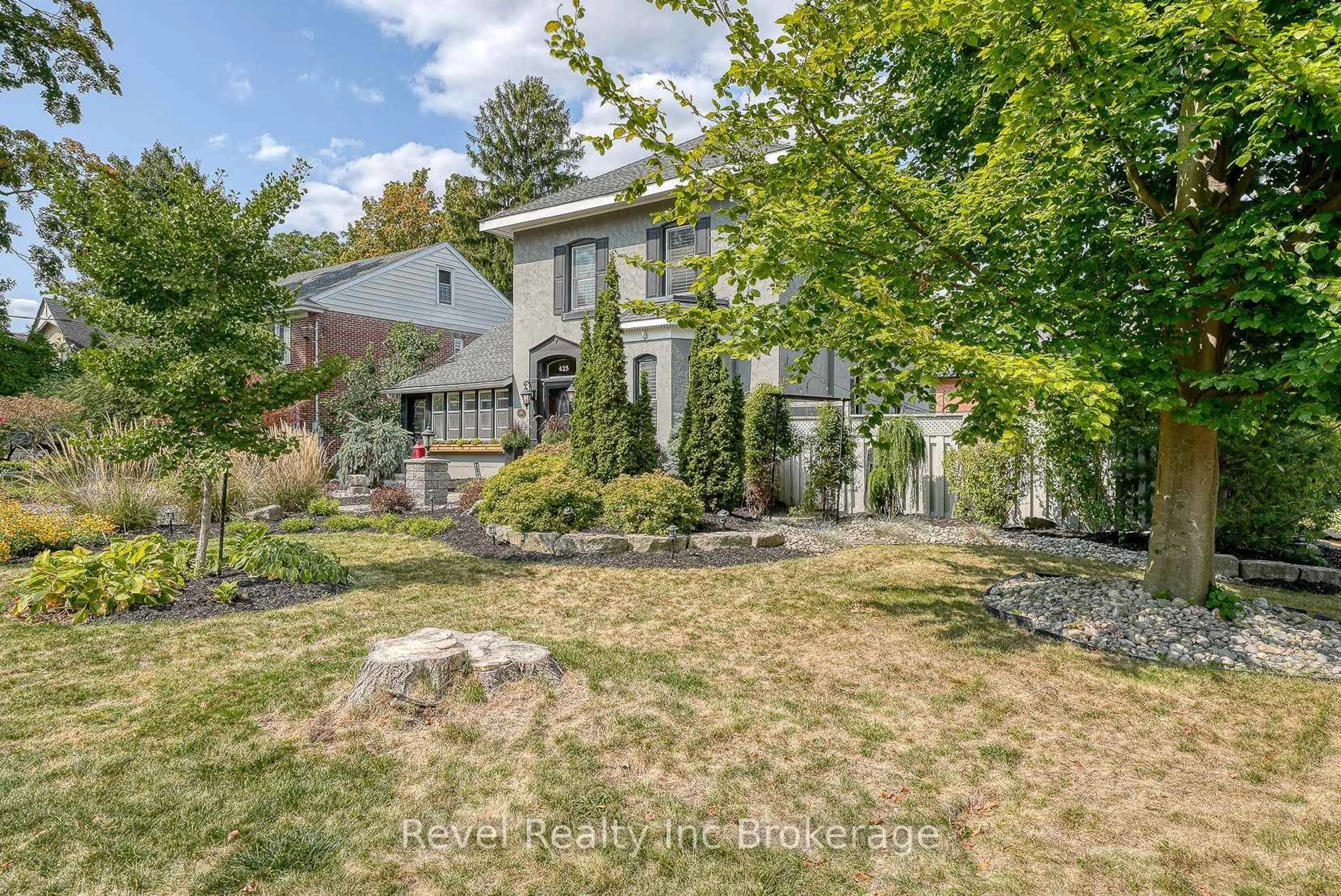 A pic from outside/outdoor area/front of a property/back of a property/a pic from drone, street for 425 Ingersoll Ave, Woodstock Ontario N4S 4X4