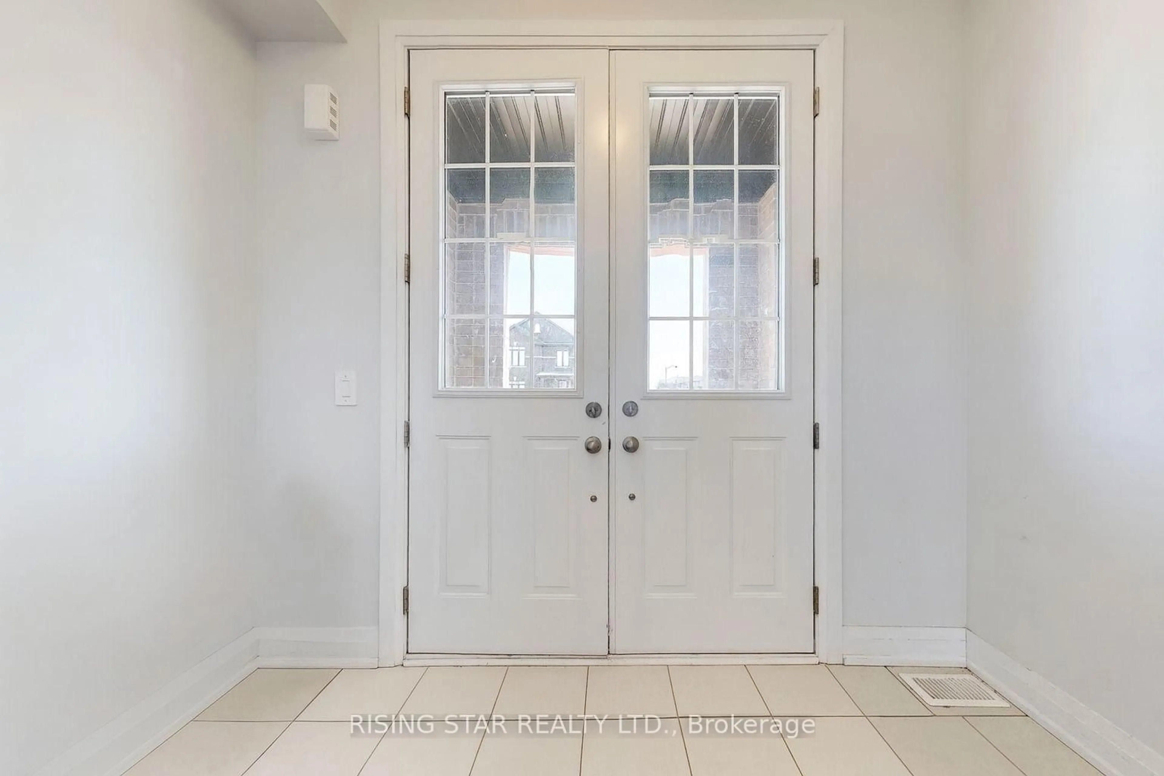Indoor entryway for 29 O'neil St, Kawartha Lakes Ontario K9V 0R4