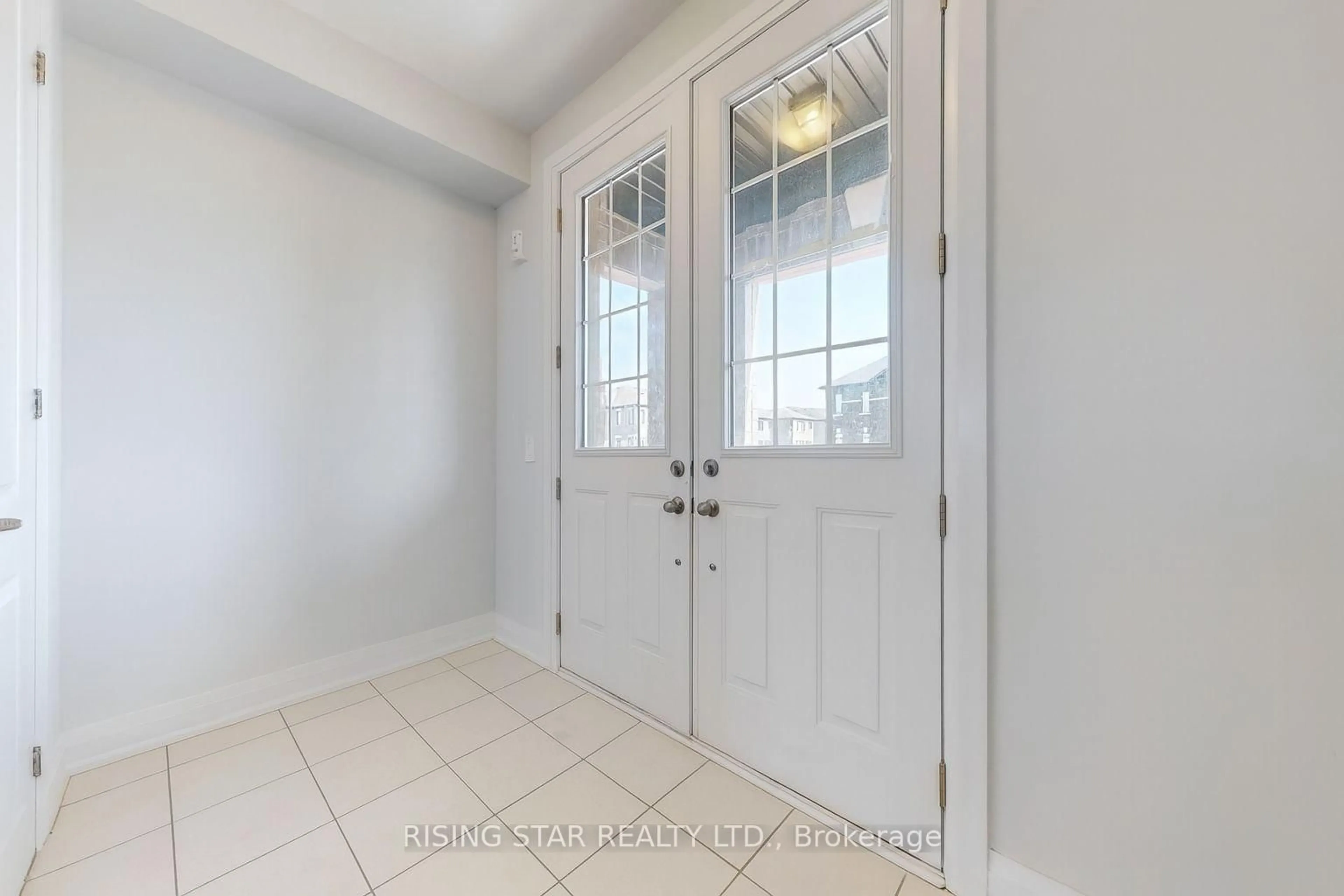 Indoor entryway for 29 O'neil St, Kawartha Lakes Ontario K9V 0R4