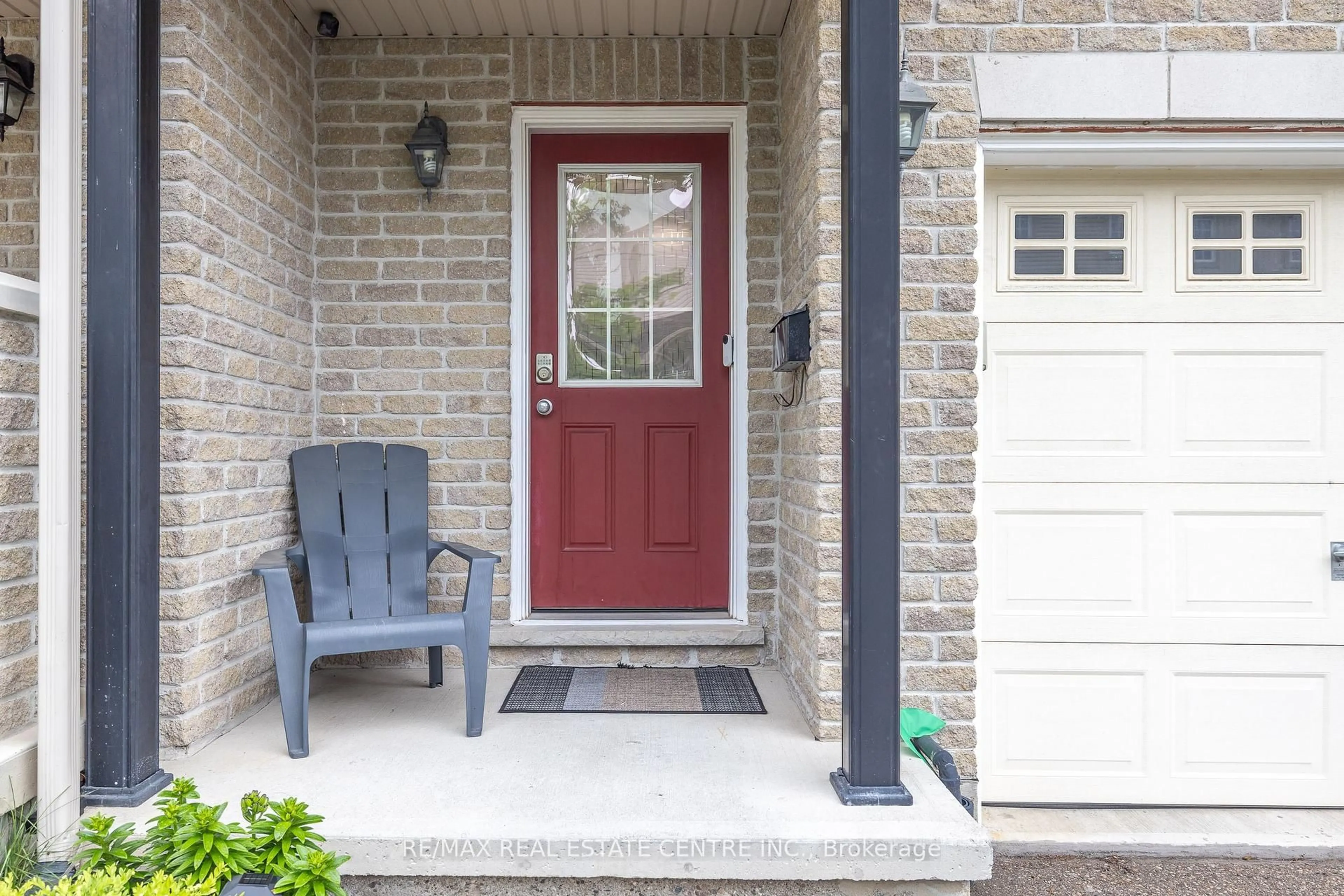 Indoor entryway for 105 Pinnacle Dr #94, Kitchener Ontario N2P 1B8