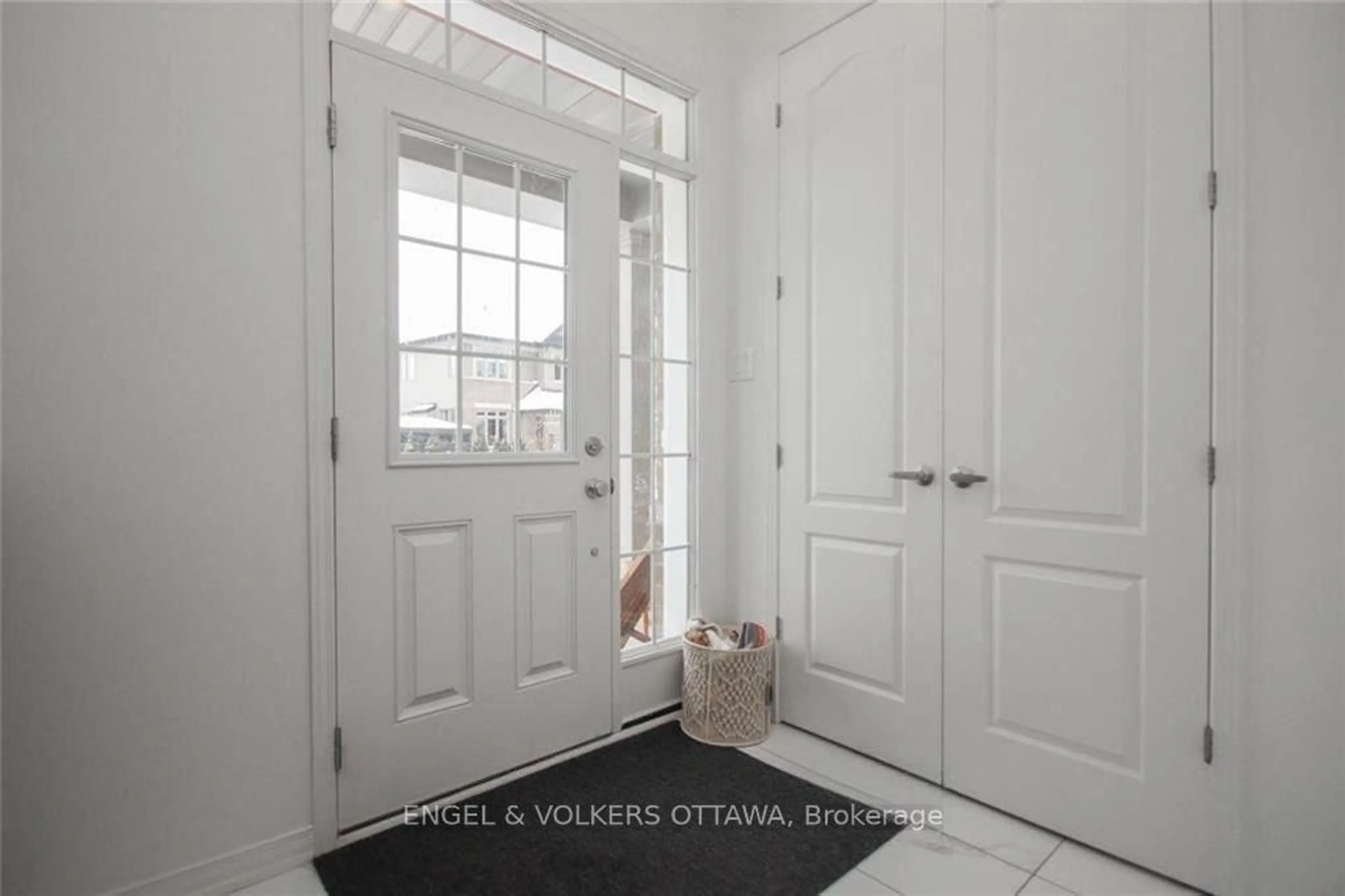Indoor entryway for 507 Tulip Tree Way, Ottawa Ontario K1W 0L8