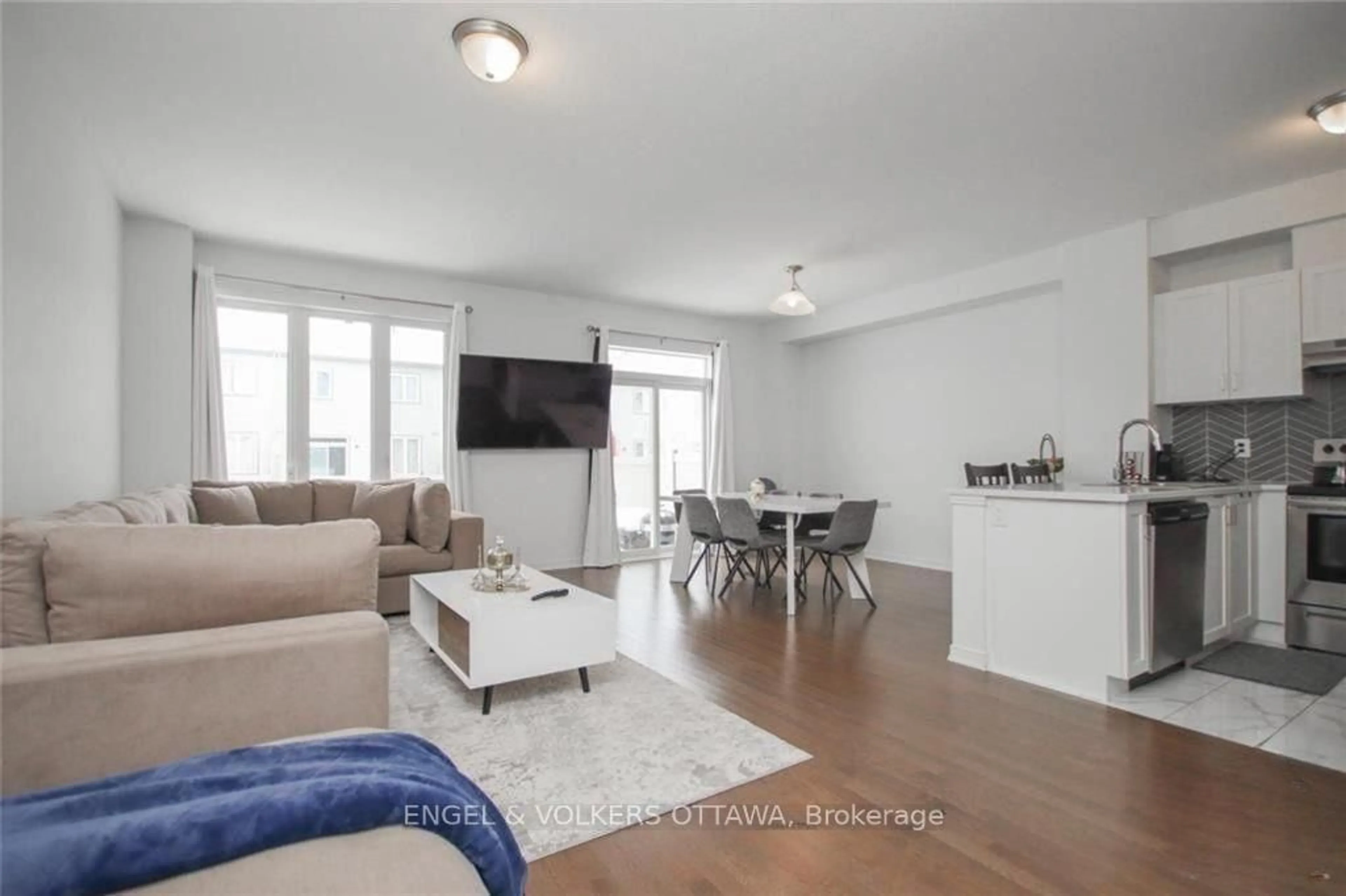 Living room with furniture, wood/laminate floor for 507 Tulip Tree Way, Ottawa Ontario K1W 0L8