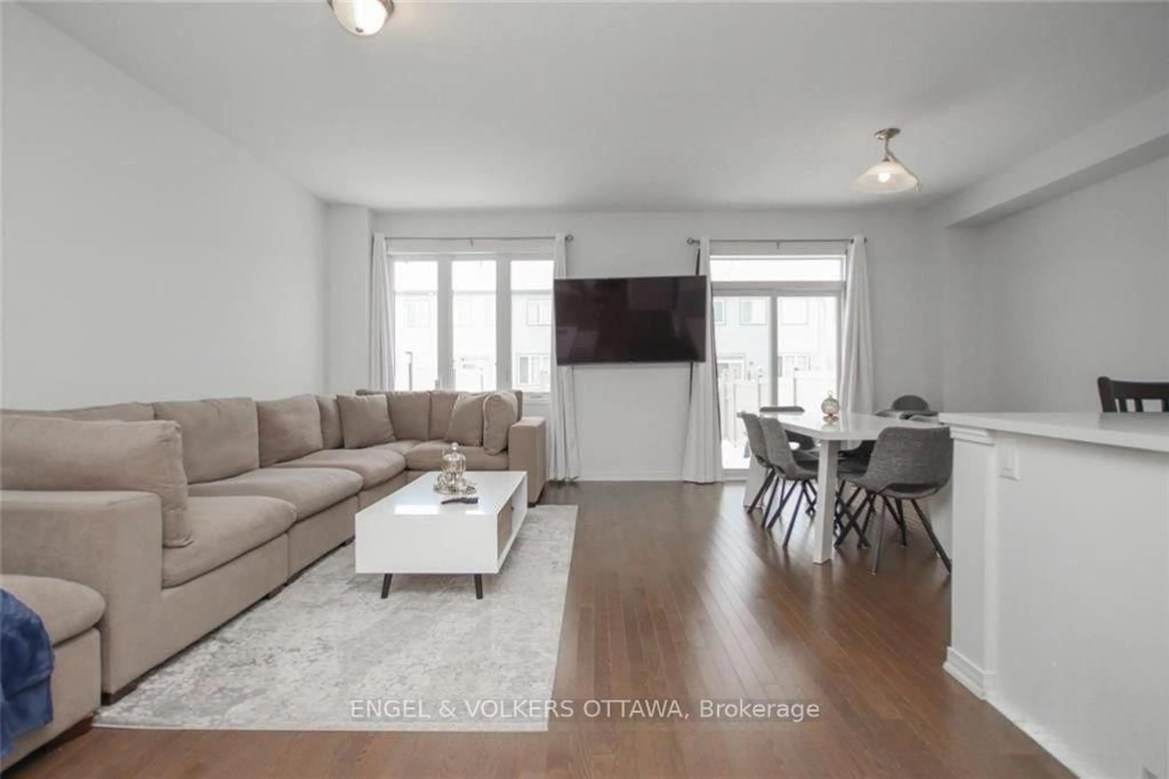 Living room with furniture, unknown for 507 Tulip Tree Way, Ottawa Ontario K1W 0L8
