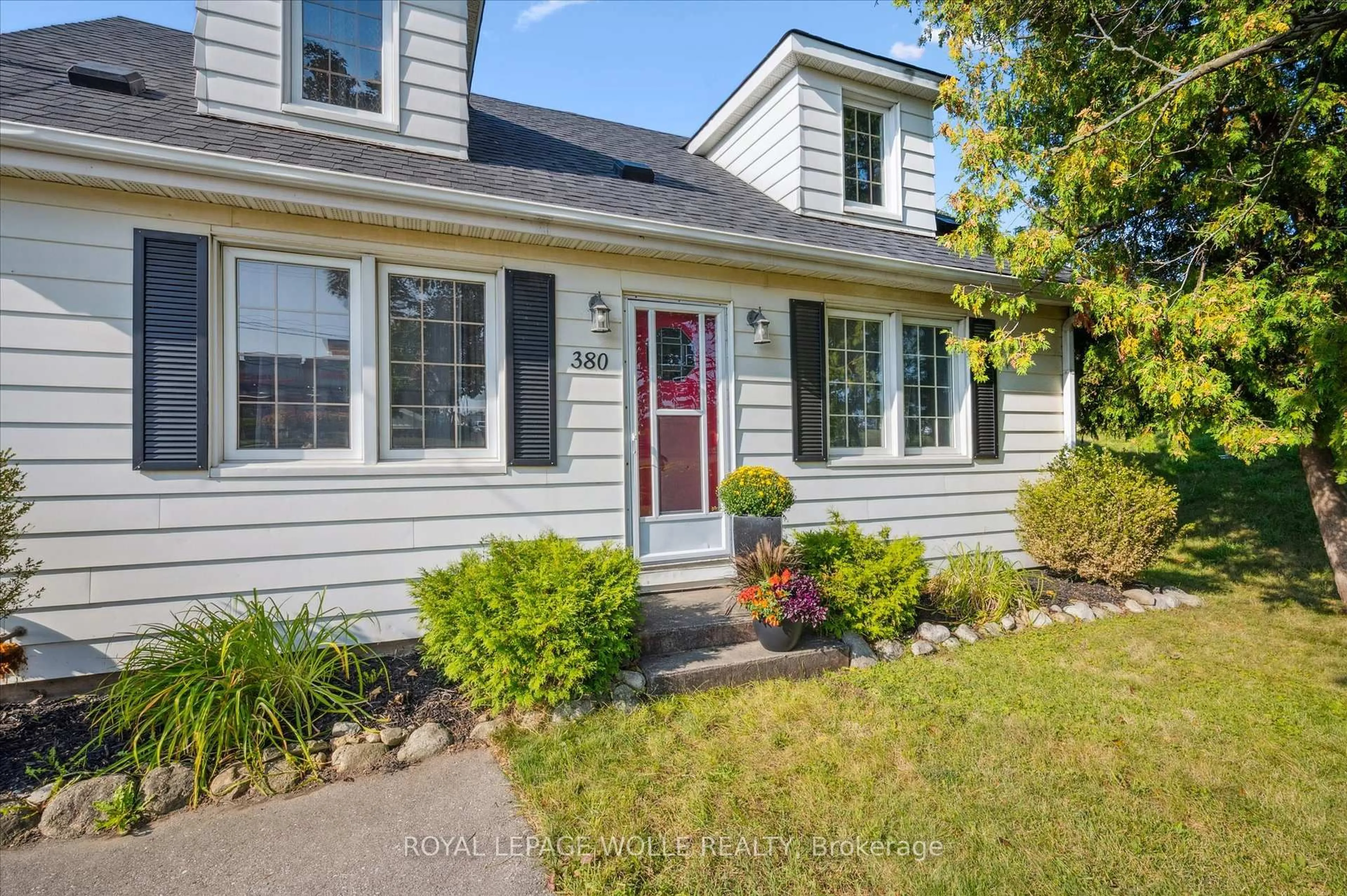 Home with vinyl exterior material, street for 380 Dundas St, Cambridge Ontario N1R 5S2
