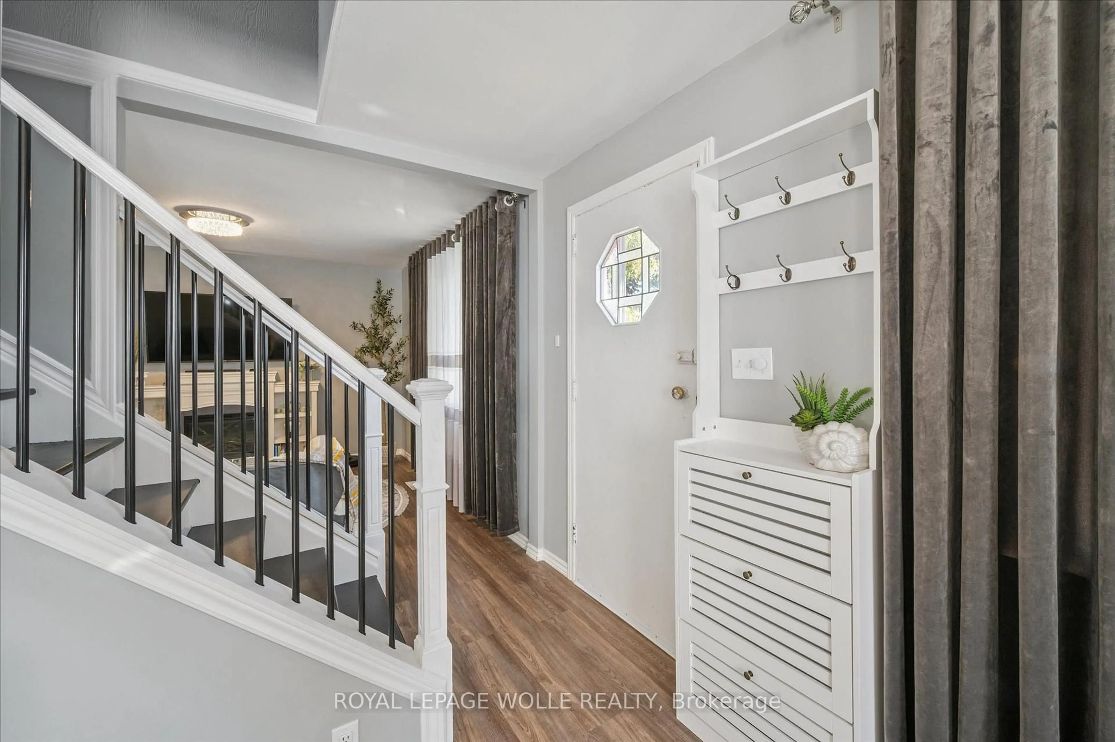 Indoor entryway for 380 Dundas St, Cambridge Ontario N1R 5S2